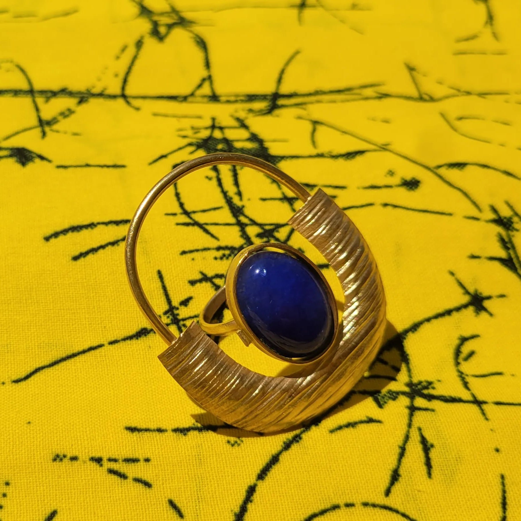 bague ethnique Dogon, un bijou en bronze avec un cabochon bleu intense