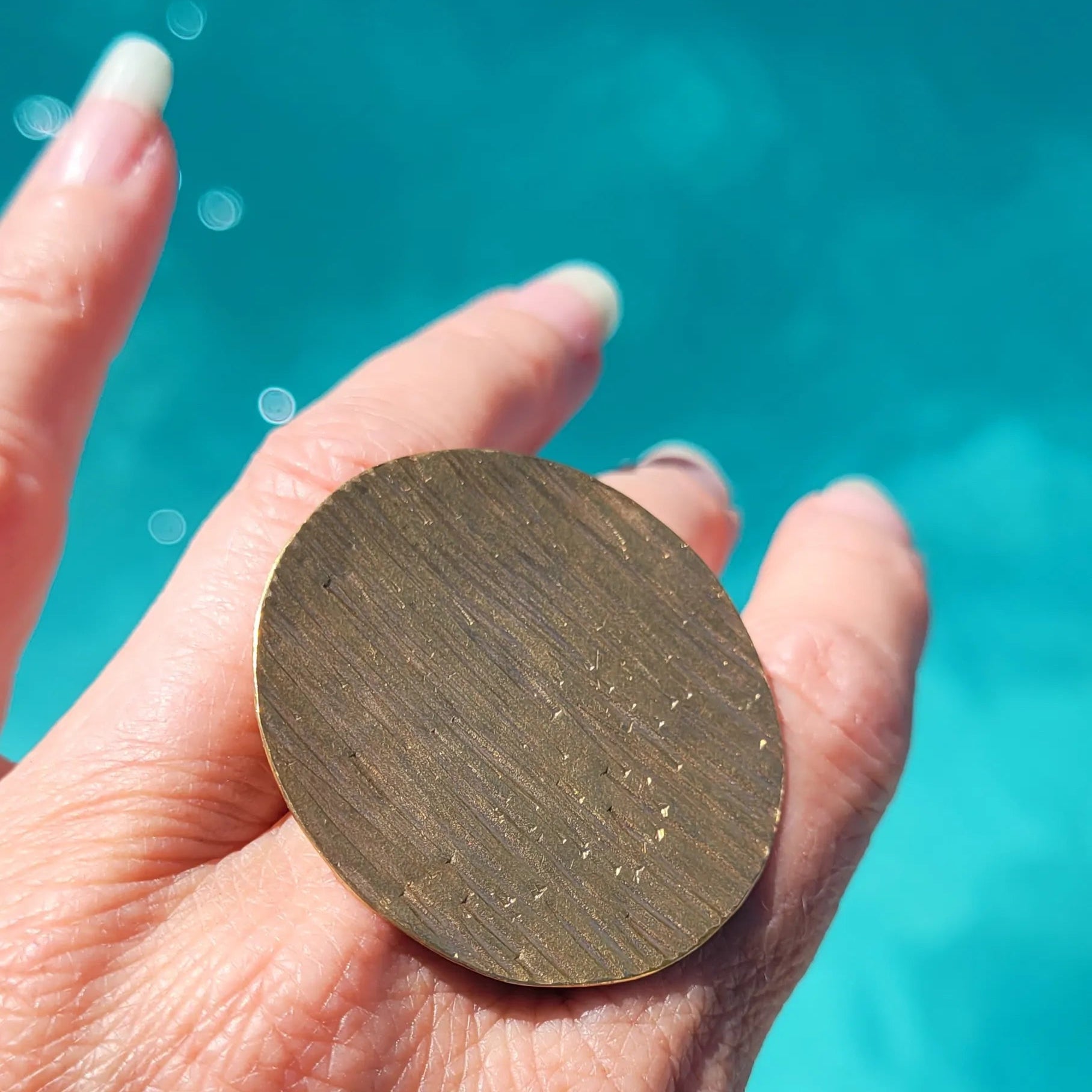 bague ethnique Lunja, une bague africaine ornée d’un grand disque solaire