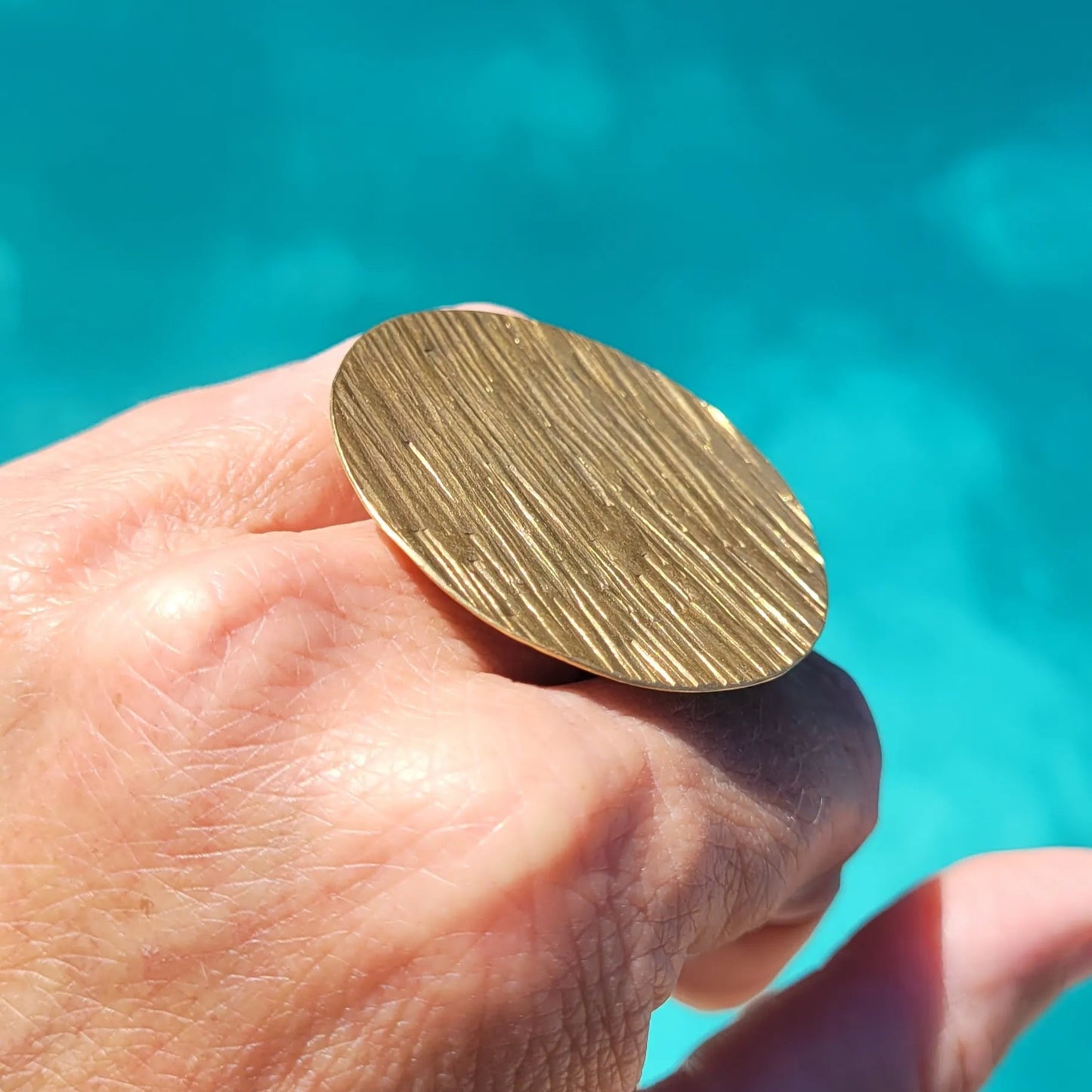 bague ethnique Lunja, une bague africaine au fini brossé