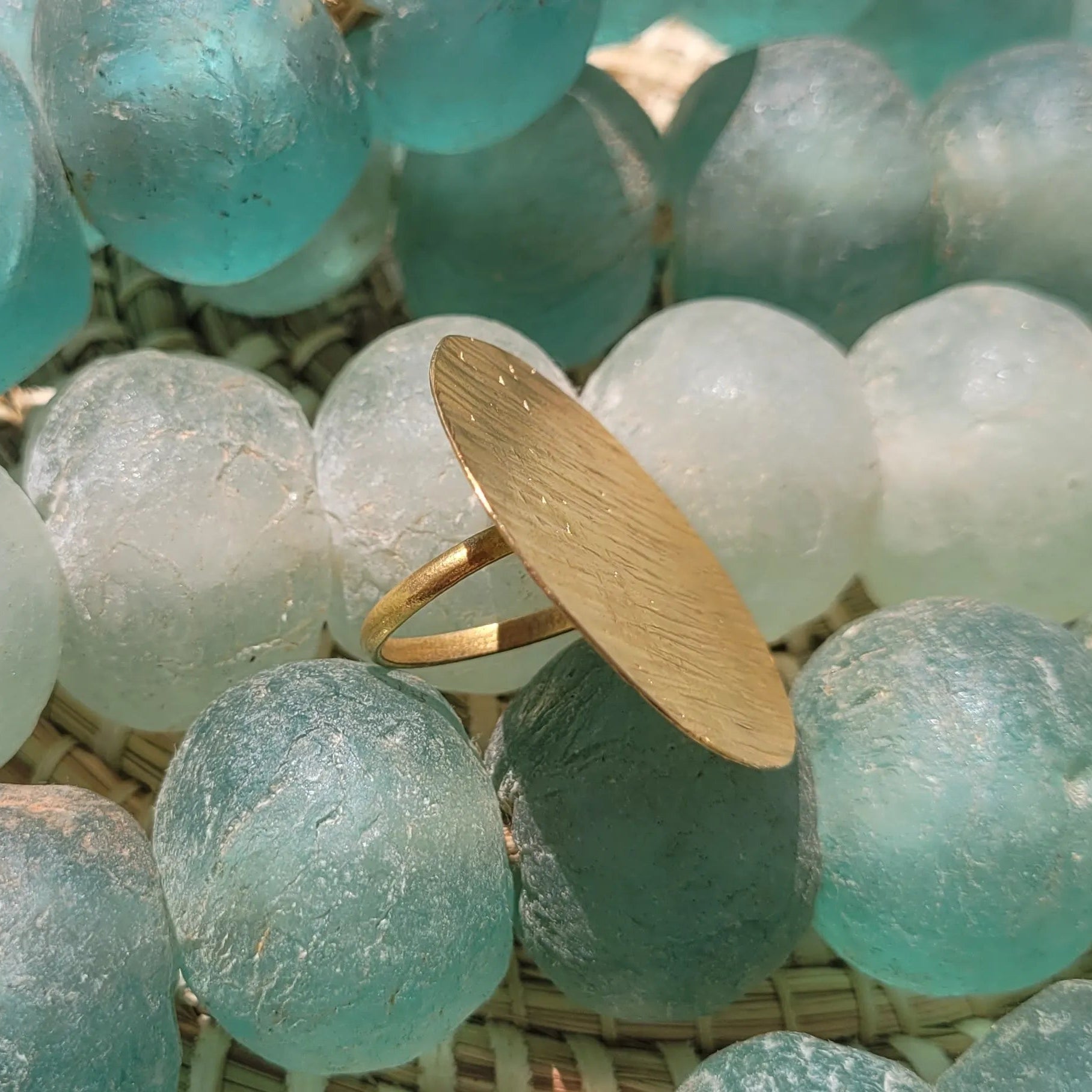 bague ethnique Lunja, un bijou en bronze ornée d’un grand disque solaire