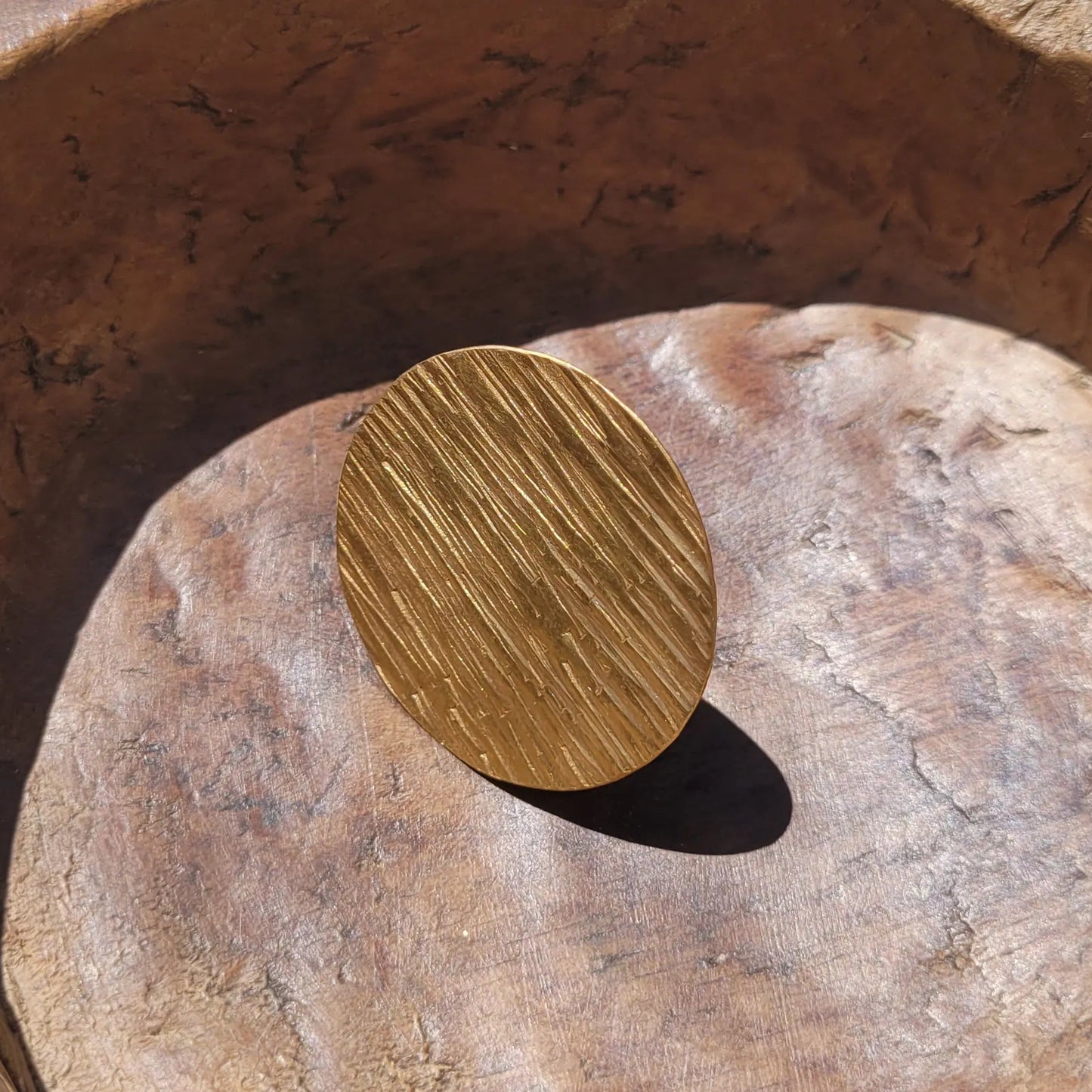 bague ethnique Lunja, un bijou en bronze façonné au Sénégal