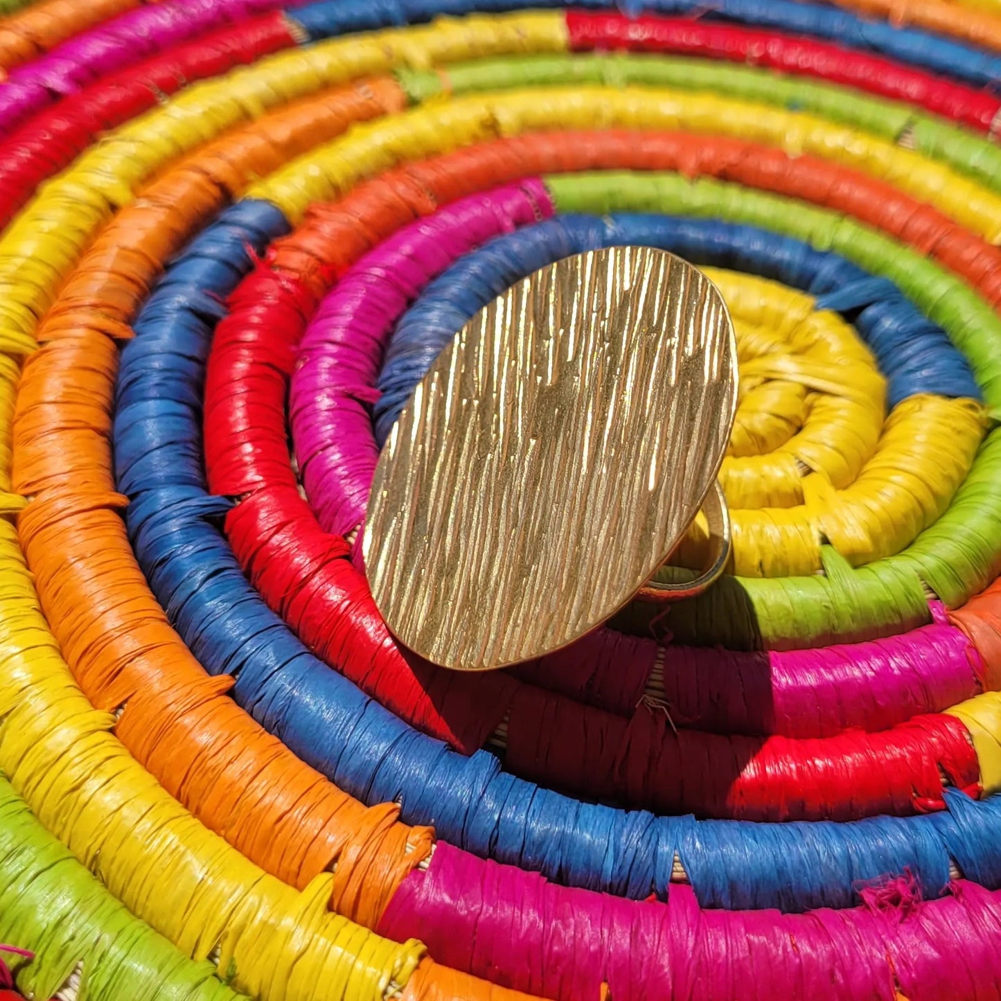bague ethnique Lunja, un bijou en bronze fait main par des artisans dakarois