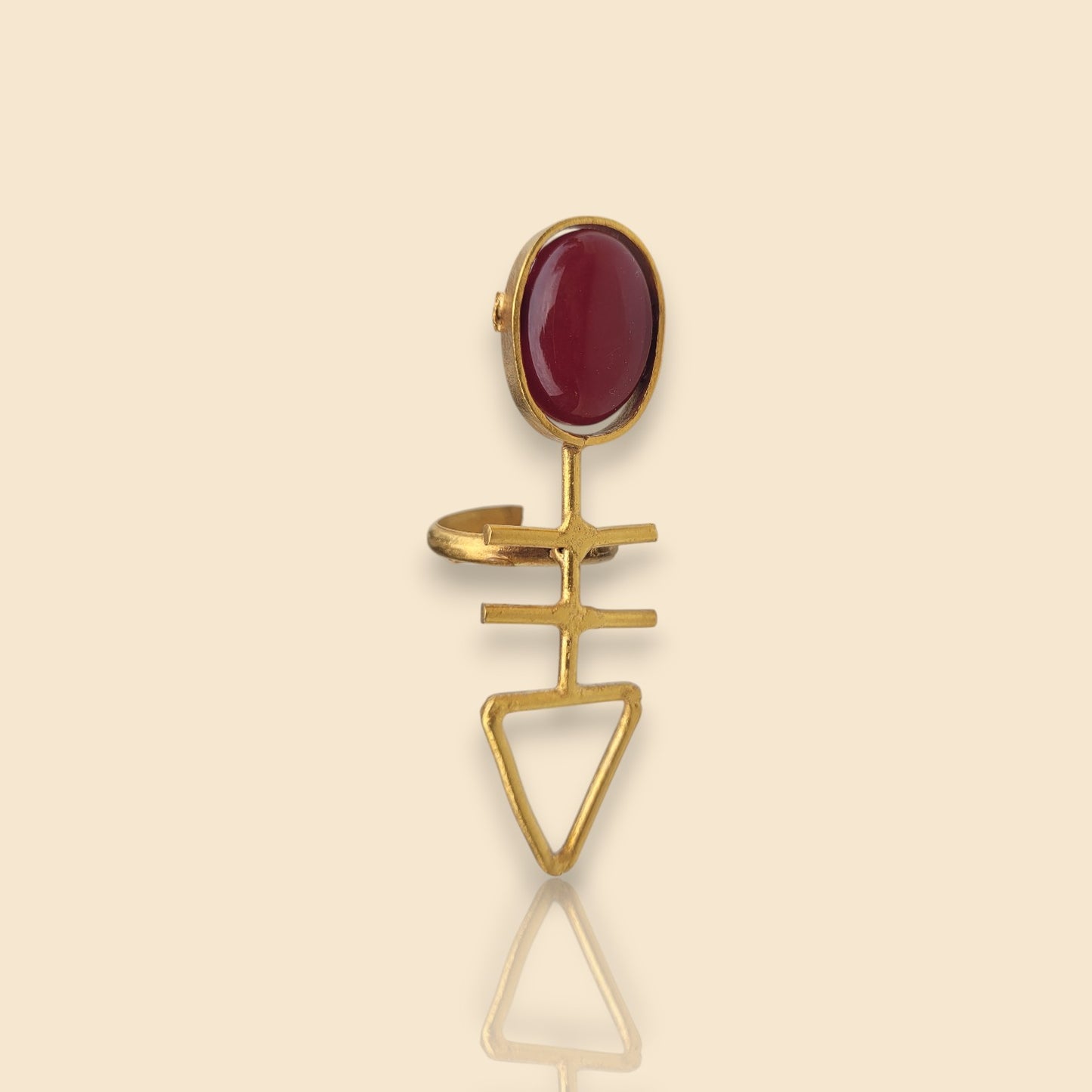 bague ethnique Mace, une bague pour femme réglable avec un cabochon rouge grenat