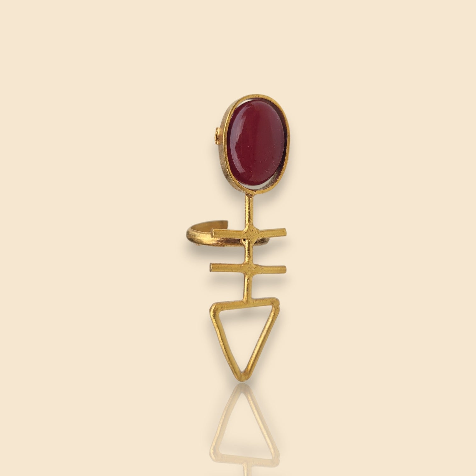 bague ethnique Mace, une bague pour femme réglable avec un cabochon rouge grenat