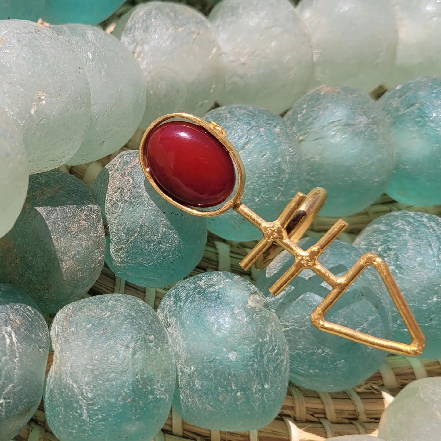 bague ethnique Mace, un bijou en bronze avec un cabochon rouge grenat