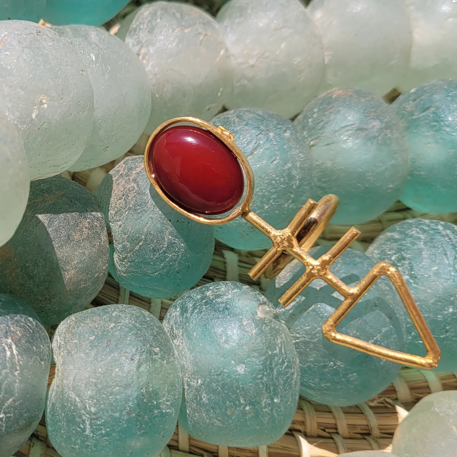 bague ethnique Mace, un bijou en bronze avec un cabochon rouge grenat