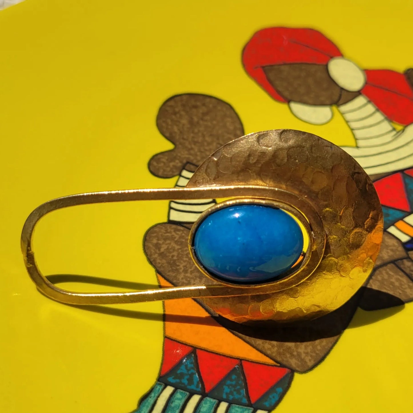 bague ethnique Rana, une bague africaine avec un cabochon bleu turquoise éclatant