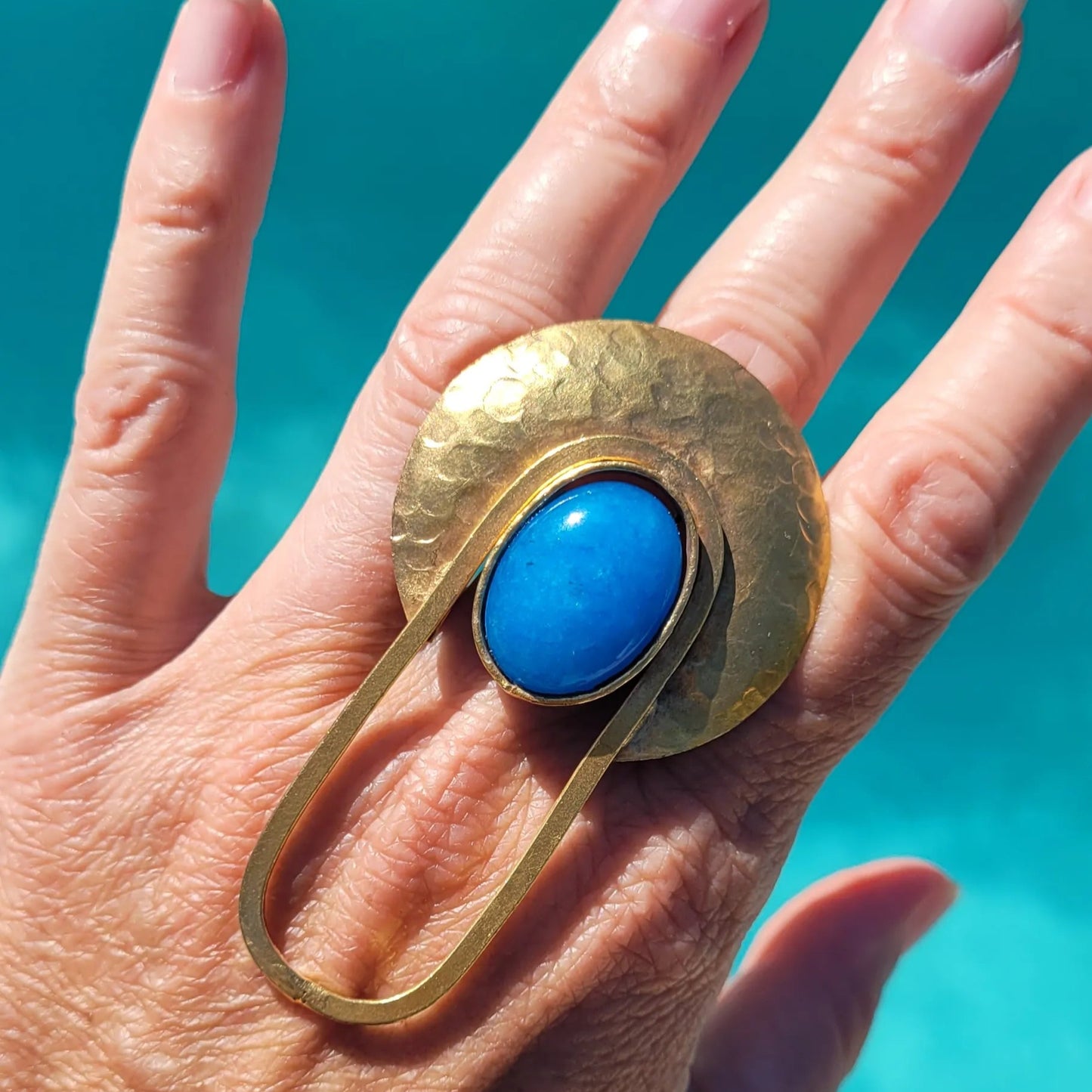 bague ethnique Rana, une bague de créateur avec un cabochon bleu turquoise éclatant