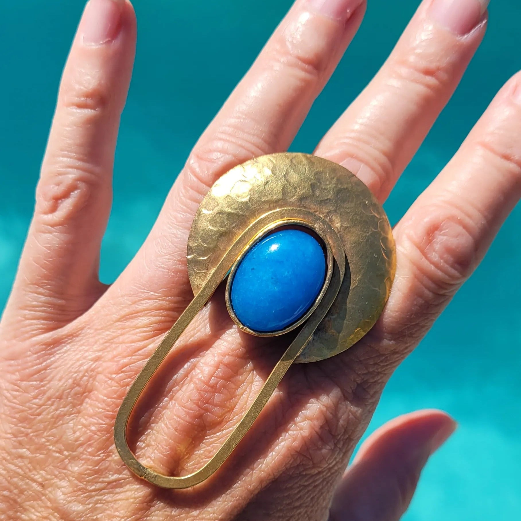 bague ethnique Rana, une bague de créateur avec un cabochon bleu turquoise éclatant