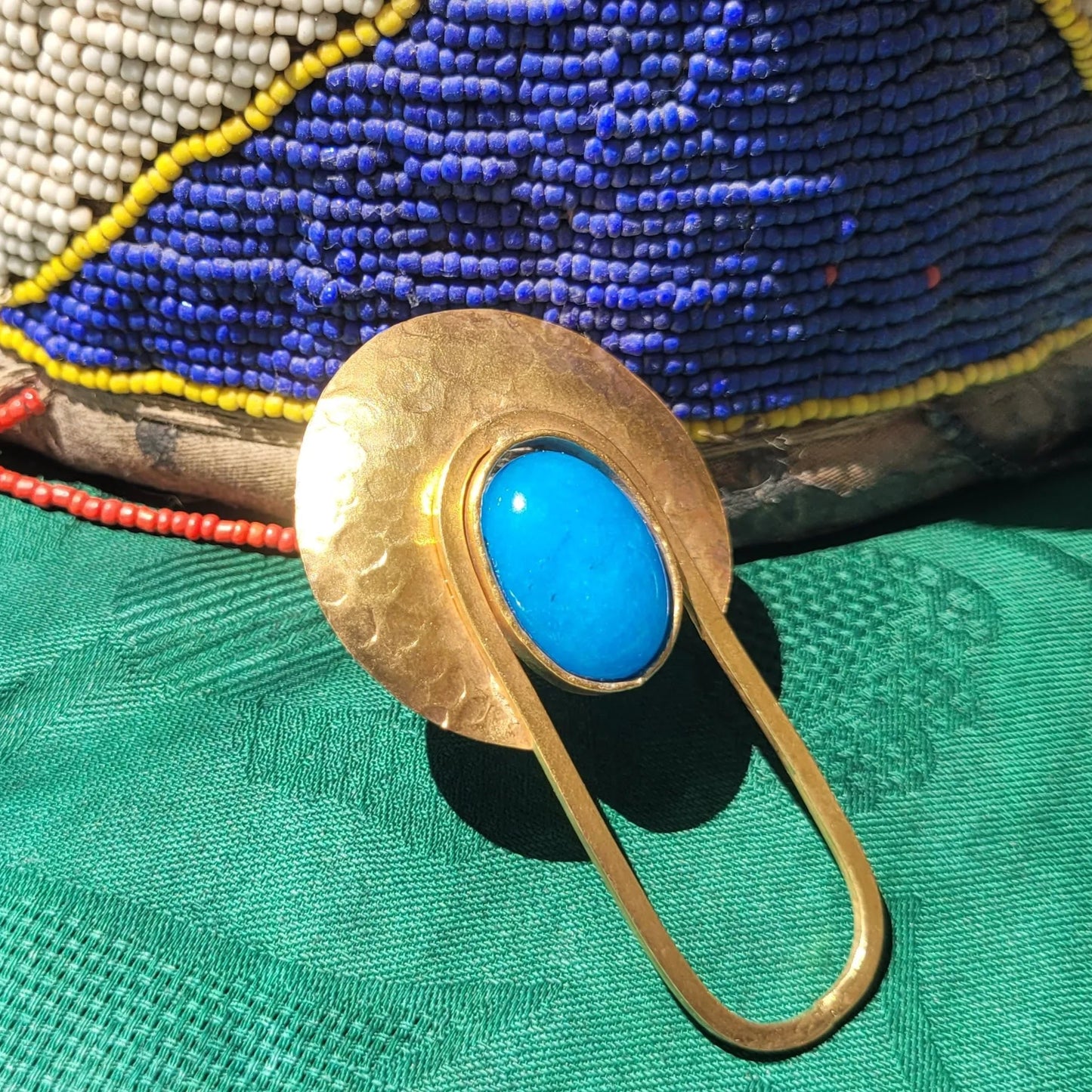 bague ethnique Rana, un bijou en bronze avec un cabochon bleu turquoise éclatant