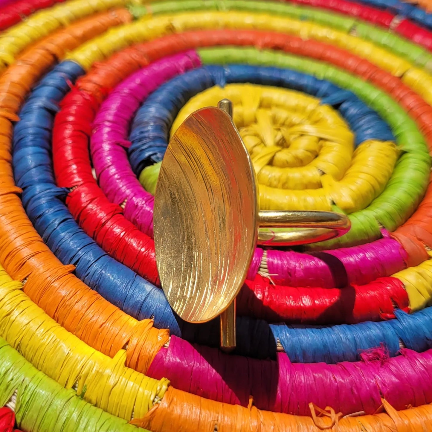 bague ethnique Yoruba, une bague africaine ornée d’une coupe solaire