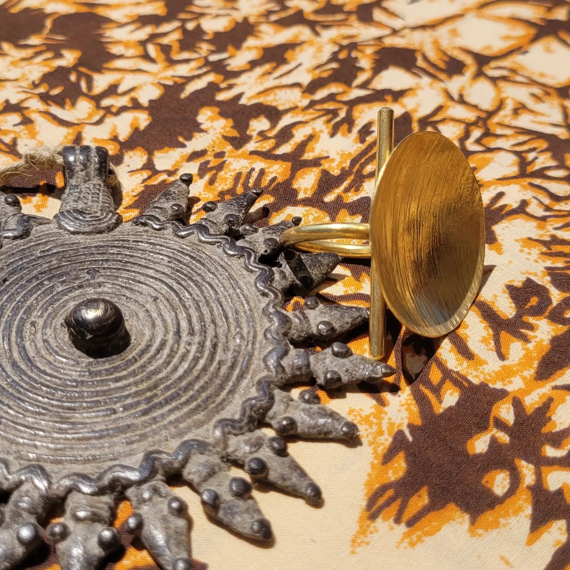 bague ethnique Yoruba, une bague africaine au fini brossé