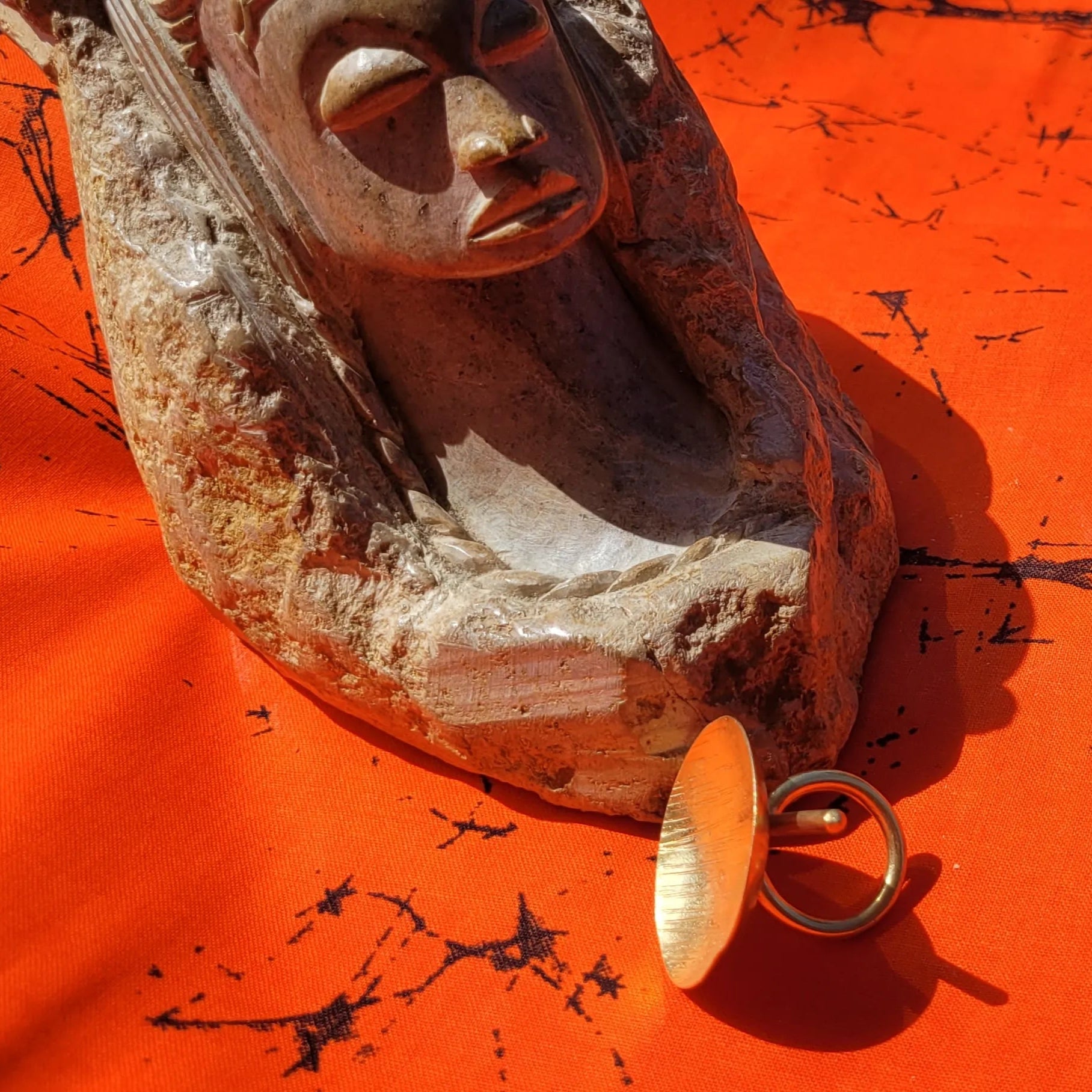 bague ethnique Yoruba, une bague fantaisie pour femme au fini brossé