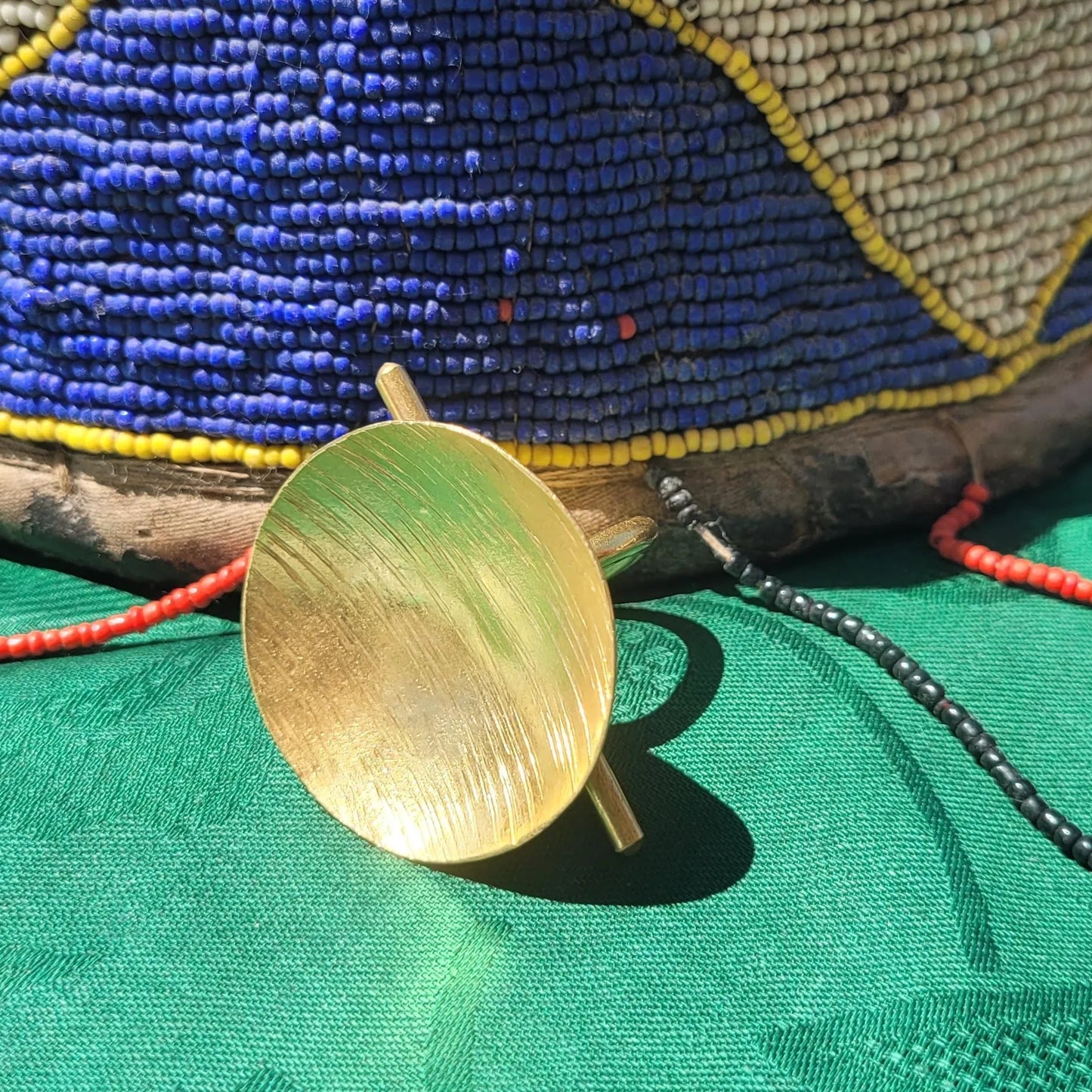 bague ethnique Yoruba, une bague fantaisie pour femme façonnée au Sénégal