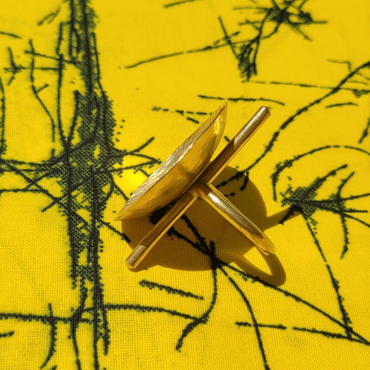 bague ethnique Yoruba, un bijou en bronze orné d’une coupe solaire