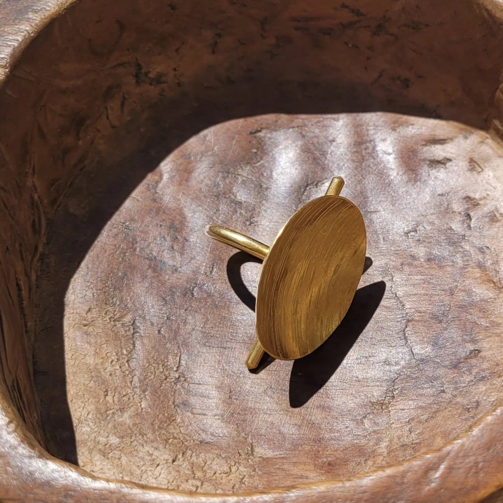 bague ethnique Yoruba, un bijou en bronze fait main par des artisans dakarois