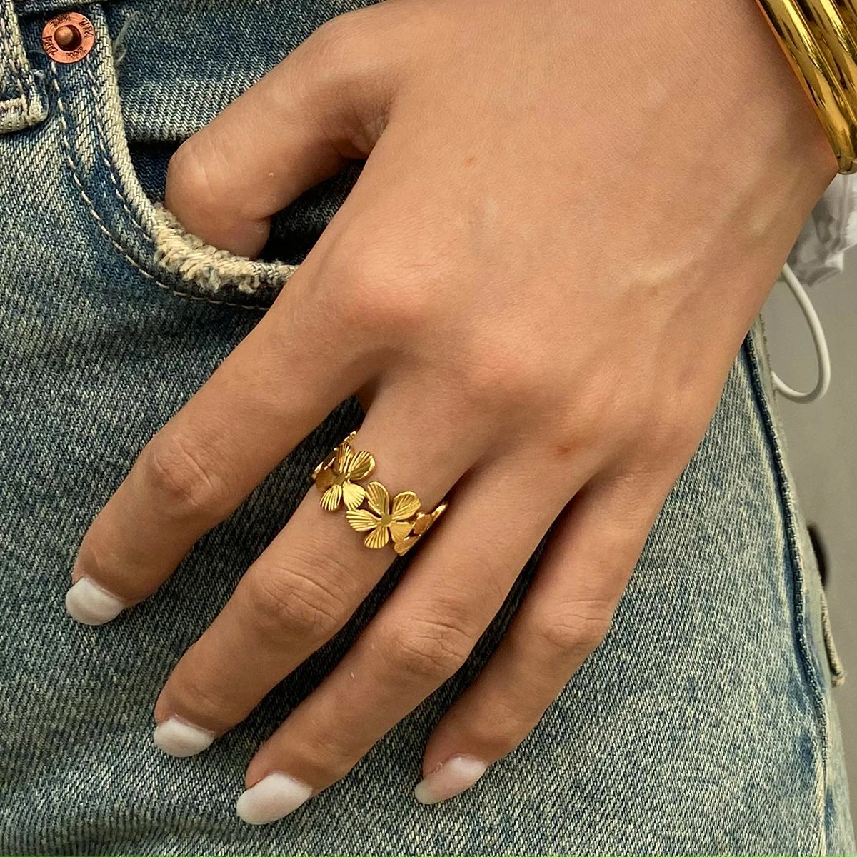 bague fleur Baby Flora, une bague dorée en couronne de fleurs
