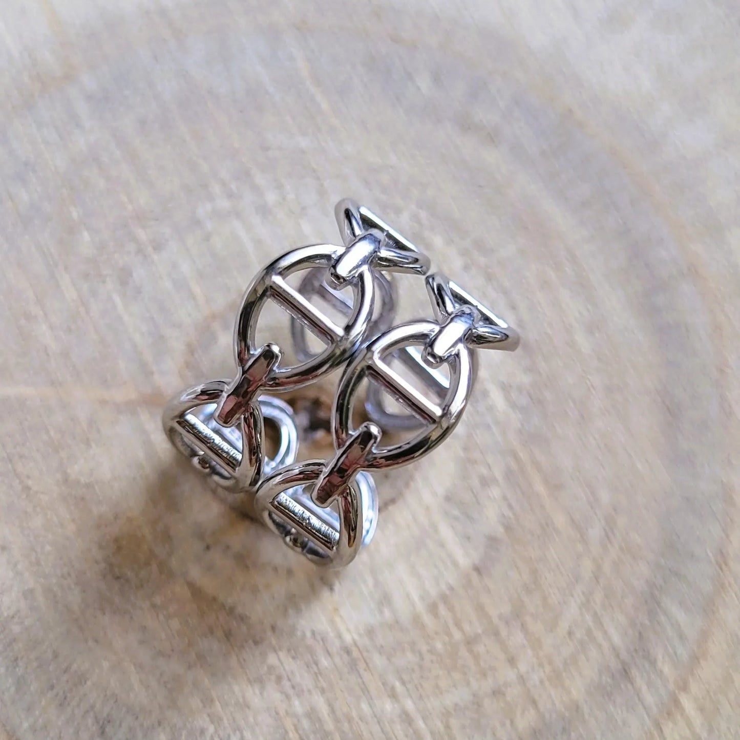 Thalia, une bague en acier argenté à la maille marine