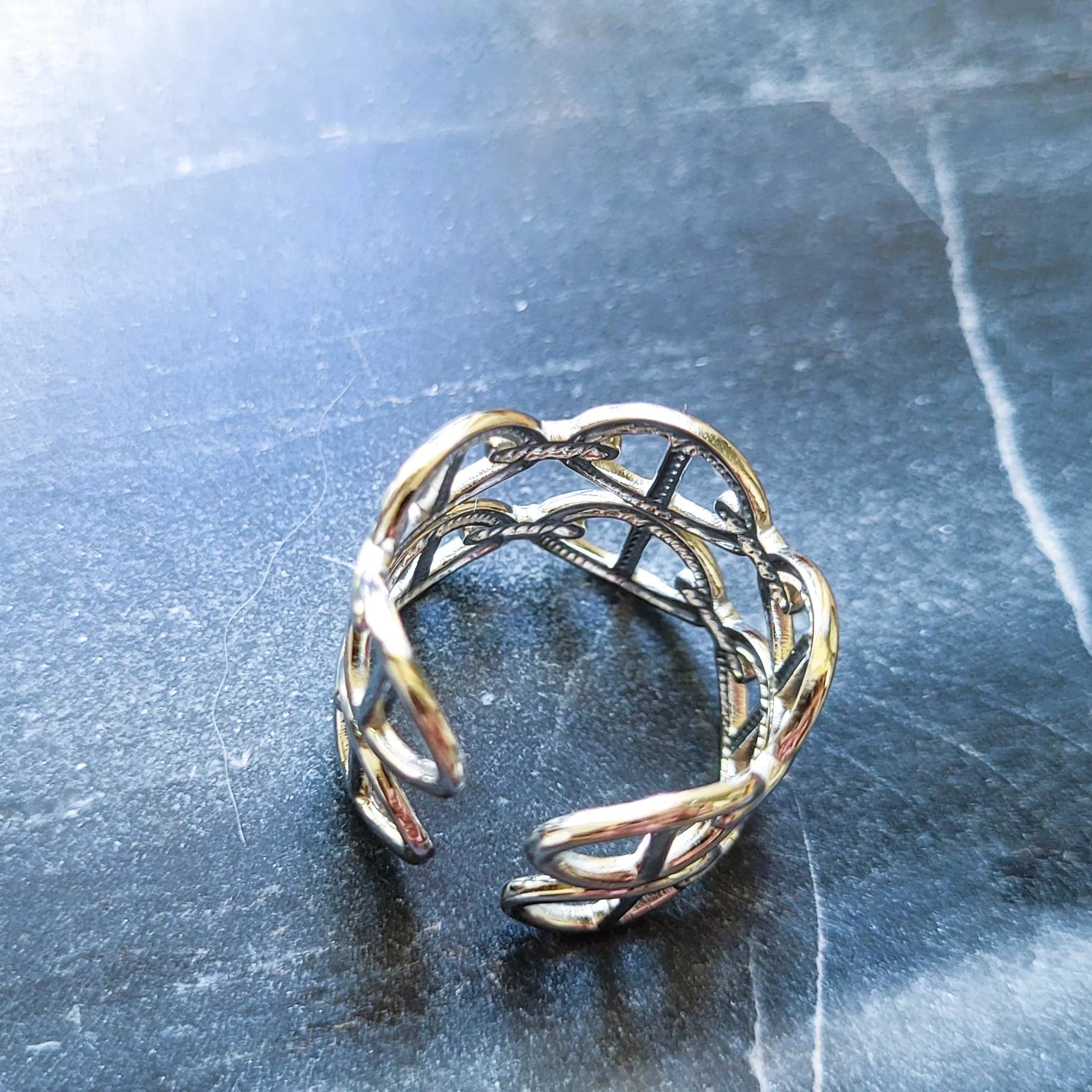 Thalia, une bague en acier argenté à la maille marine iconique