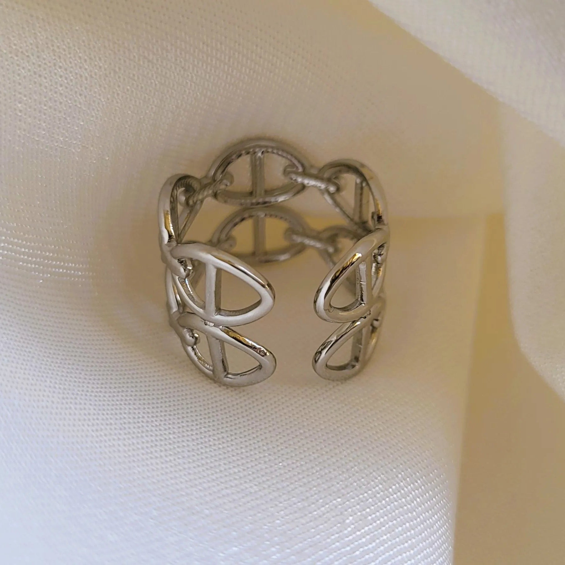 Thalia, une bague en acier argenté à la maille marine tendance