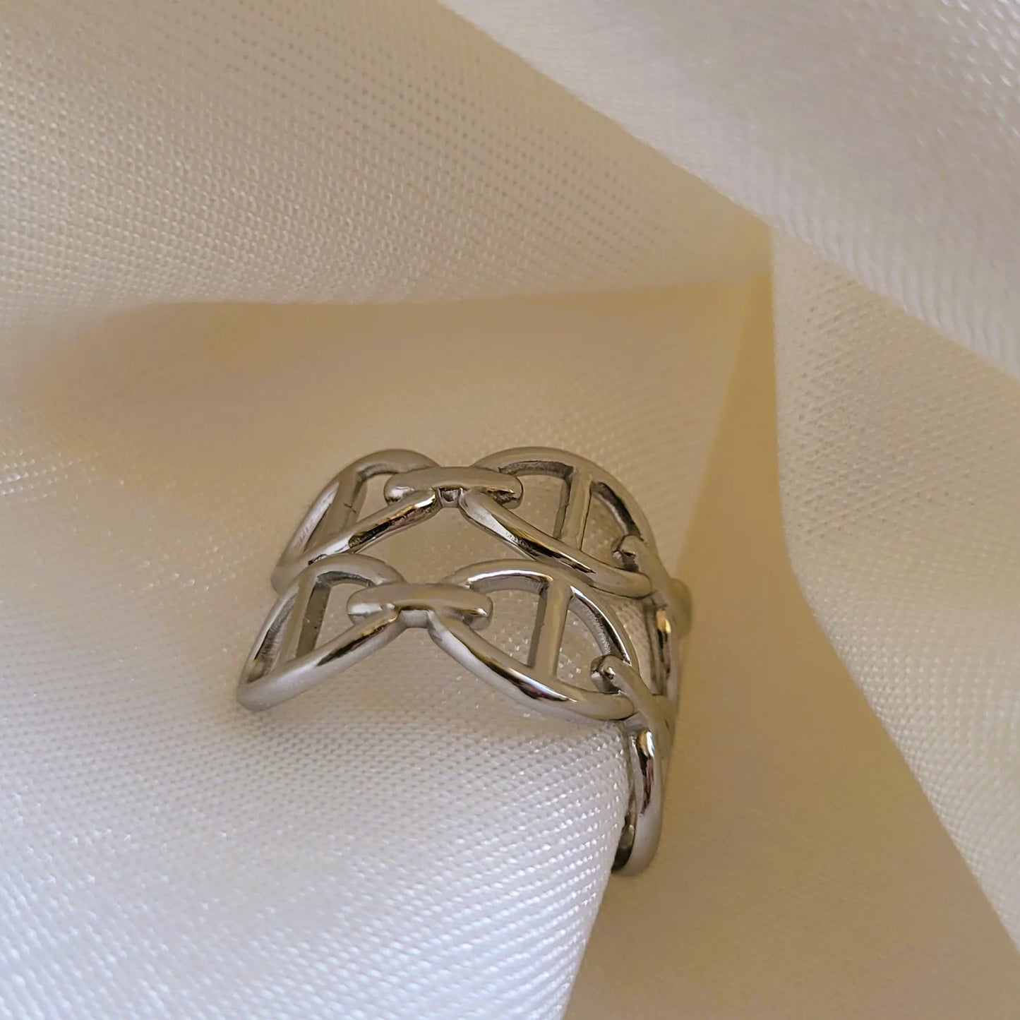 Thalia, une bague fantaisie en acier argenté à la maille marine