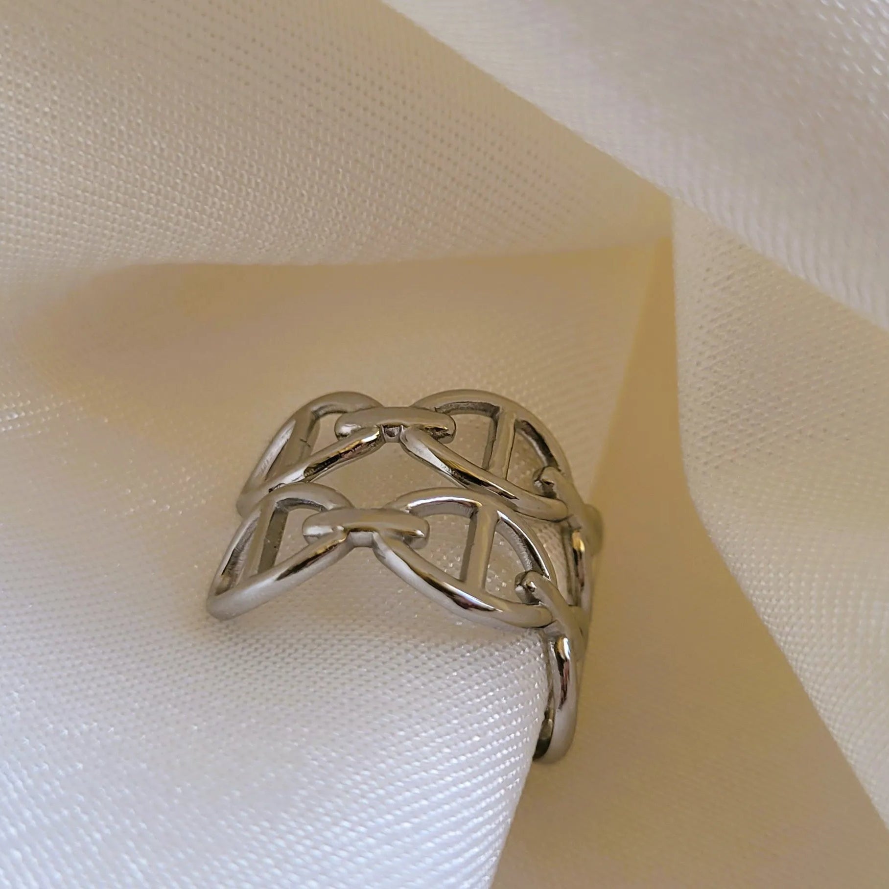 Thalia, une bague fantaisie en acier argenté à la maille marine
