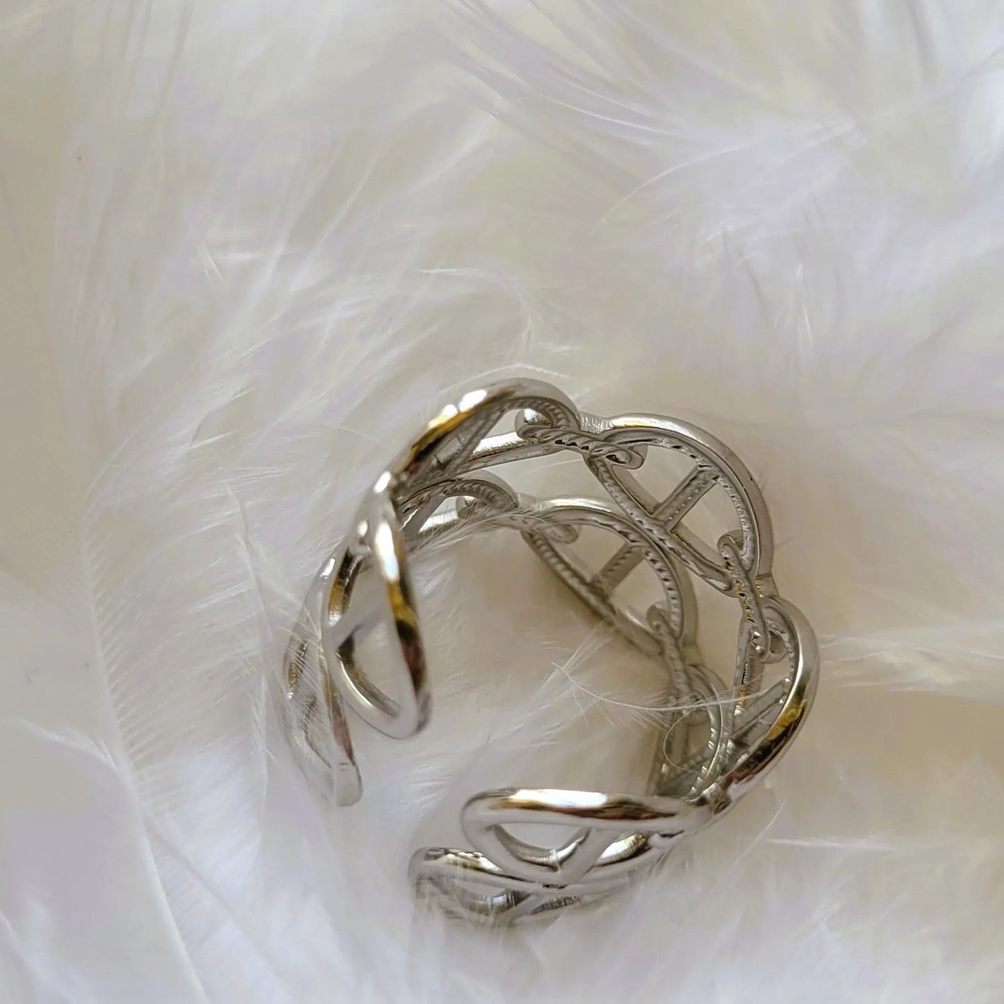 Thalia, une bague double rang en acier argenté à la maille marine