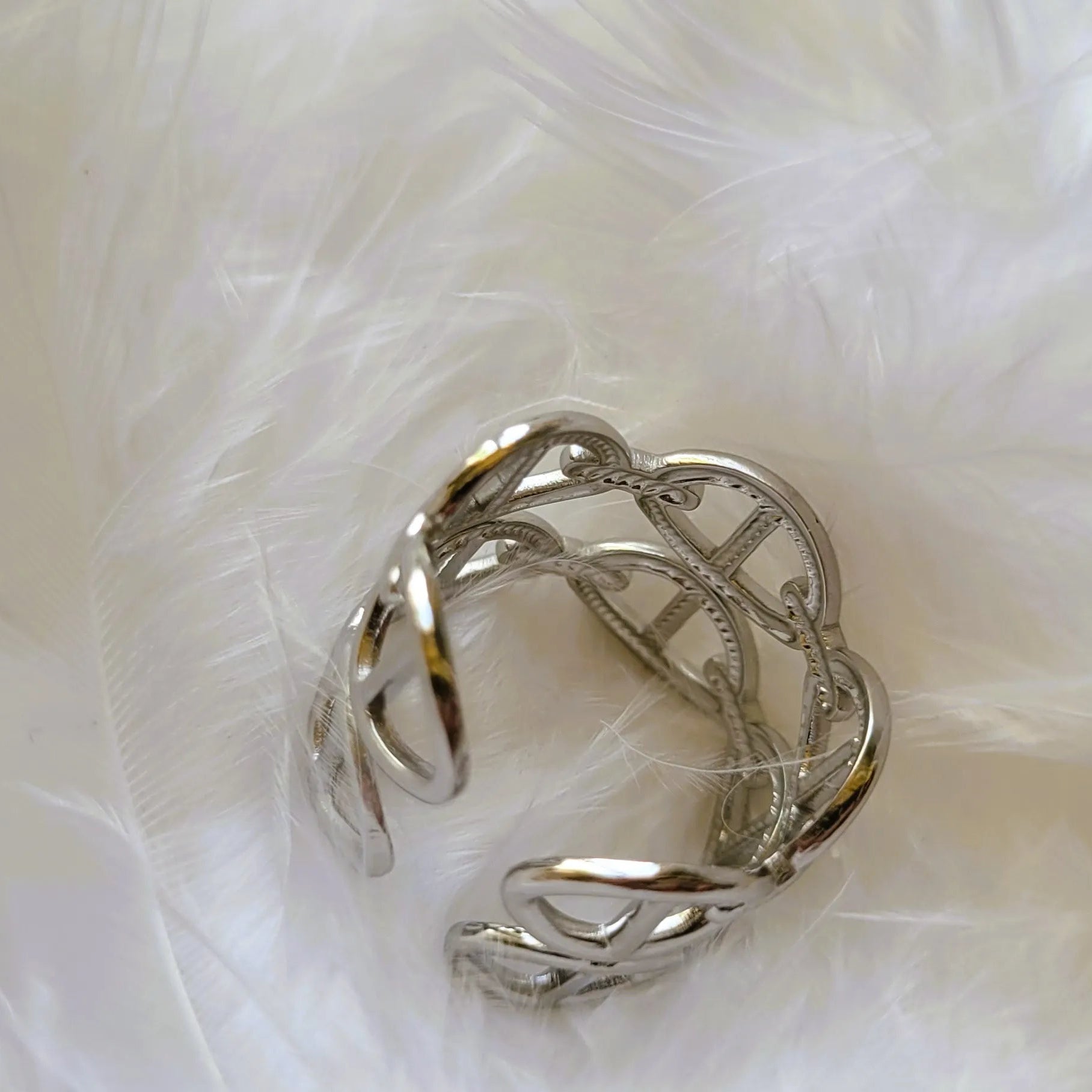 Thalia, une bague double rang en acier argenté à la maille marine