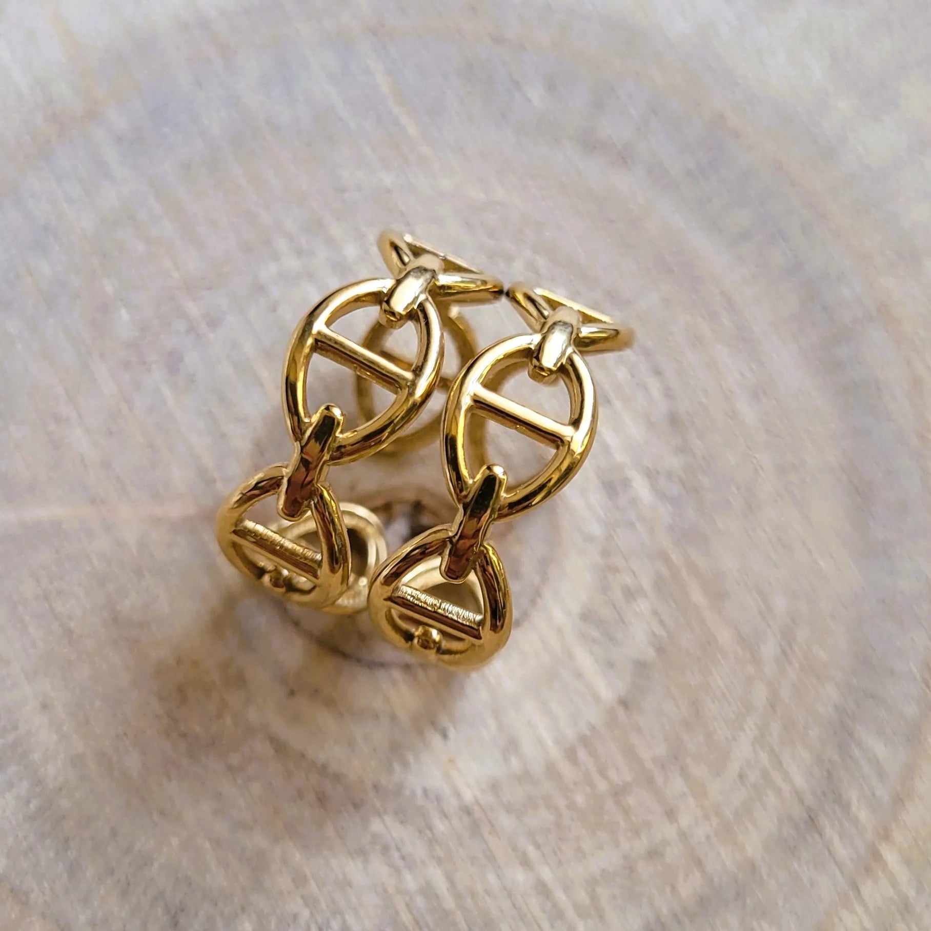 Thalia, une bague en acier doré à la maille marine