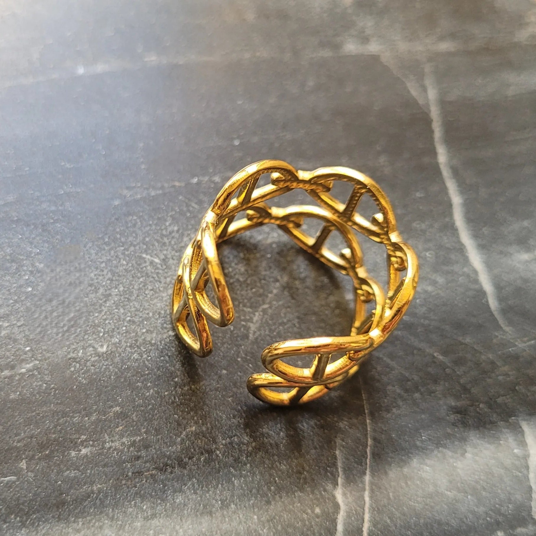 Thalia, une bague en acier doré à la maille marine iconique