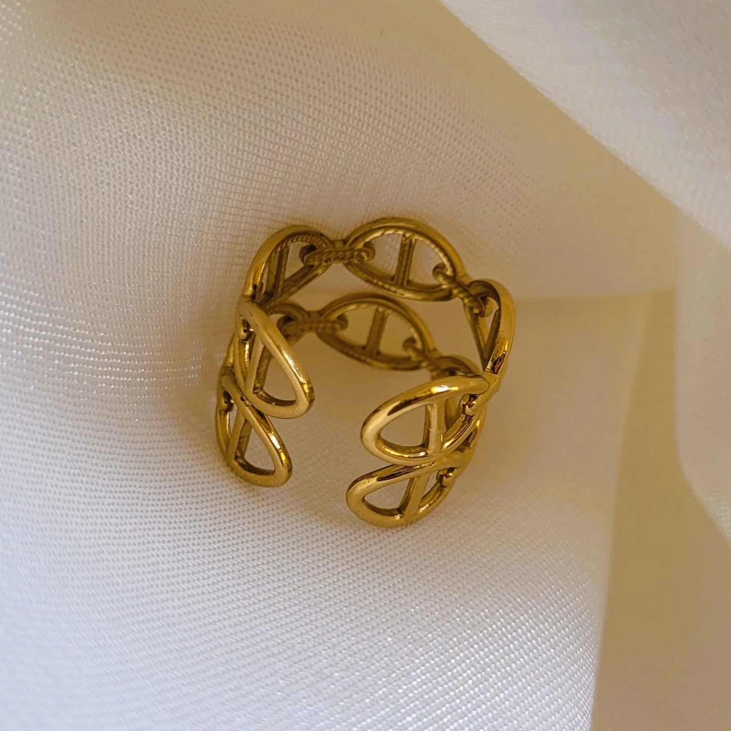 Thalia, une bague en acier doré à la maille marine tendance