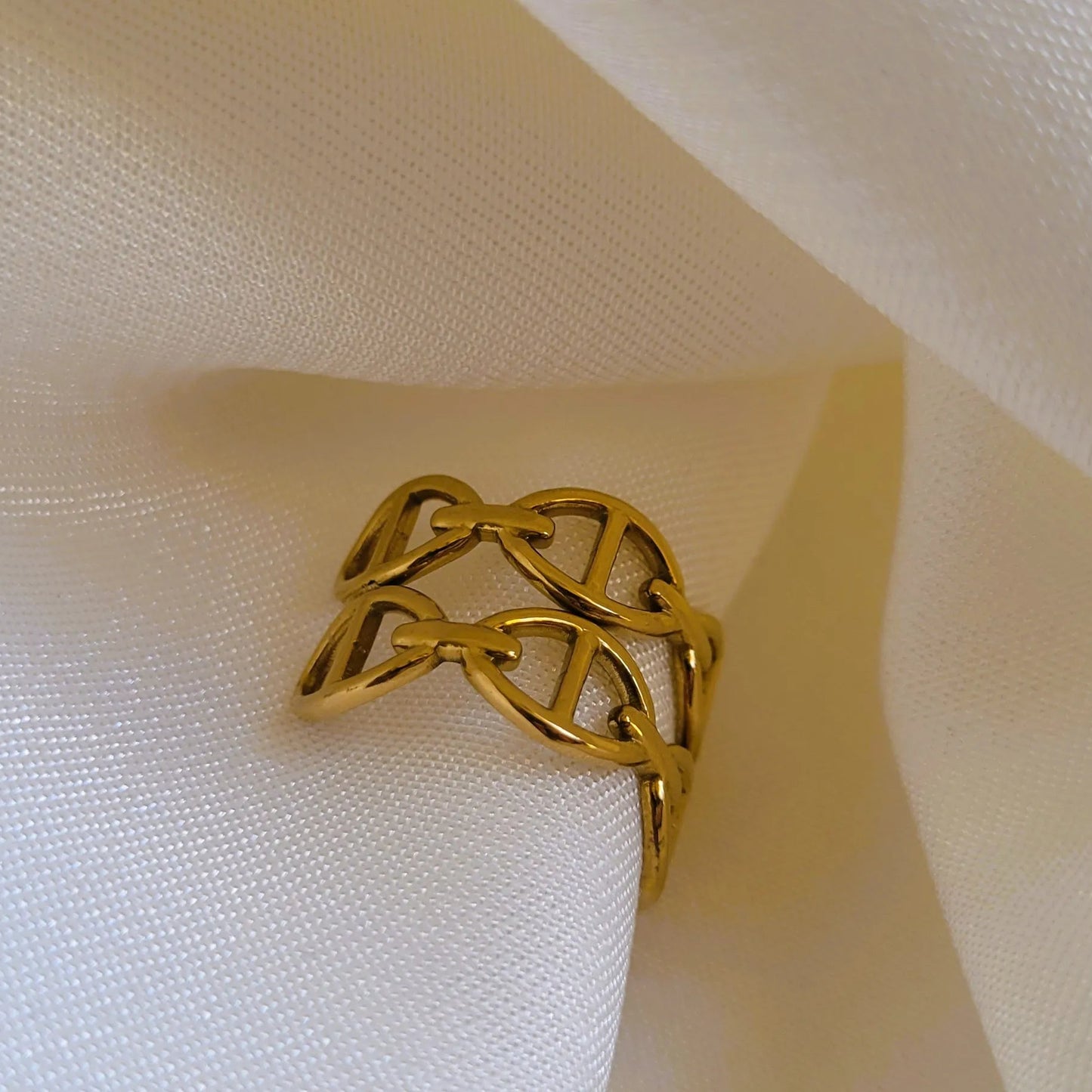 Thalia, une bague fantaisie en acier doré à la maille marine