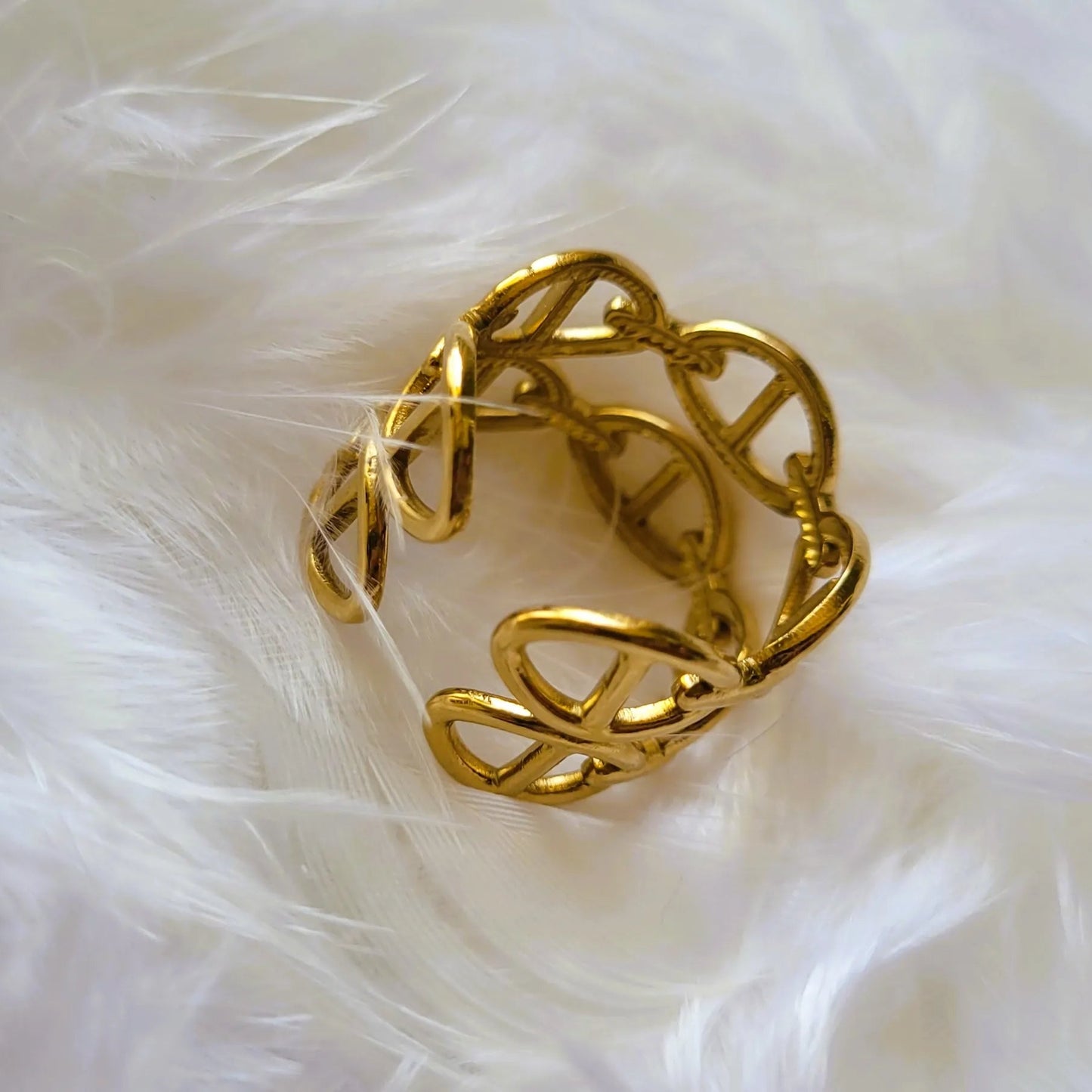 Thalia, une bague en acier inoxydable doré à la maille marine