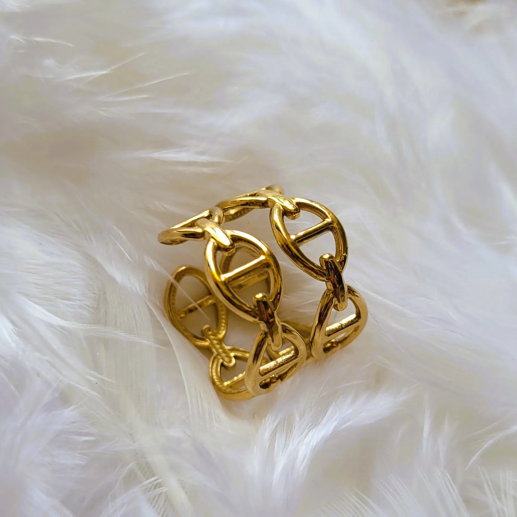 Thalia, une bague double rang en acier doré à la maille marine