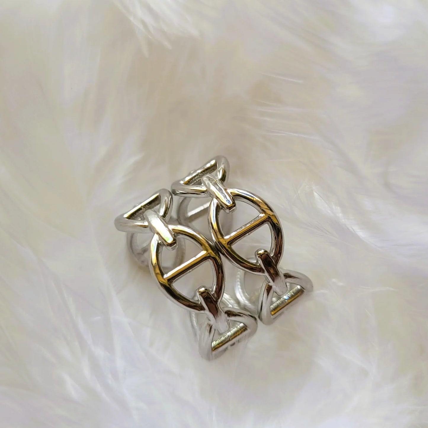 Thalia, une bague argentée pour adolescente à la maille marine 