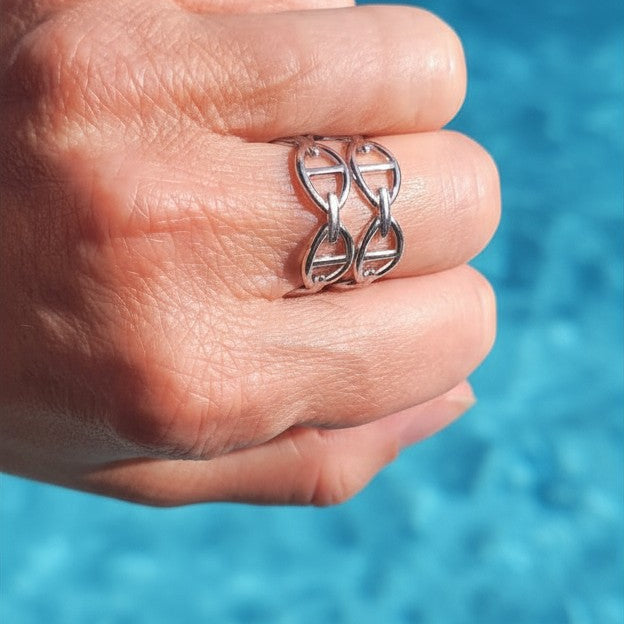 Thalia, une bague argentée pour adolescente à la maille marine iconique