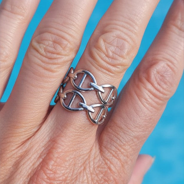 Thalia, une bague argentée pour adolescente à la maille marine tendance
