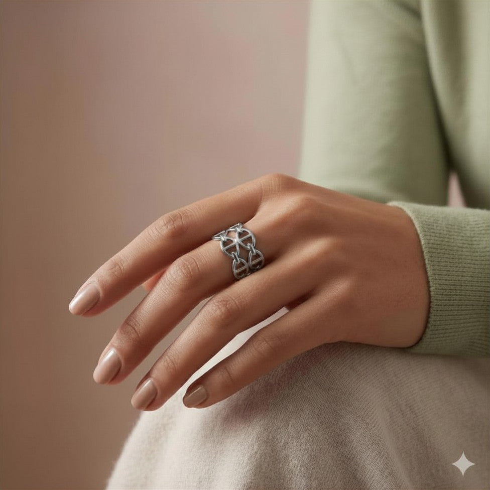 Thalia, une bague fantaisie argentée pour adolescente à la maille marine