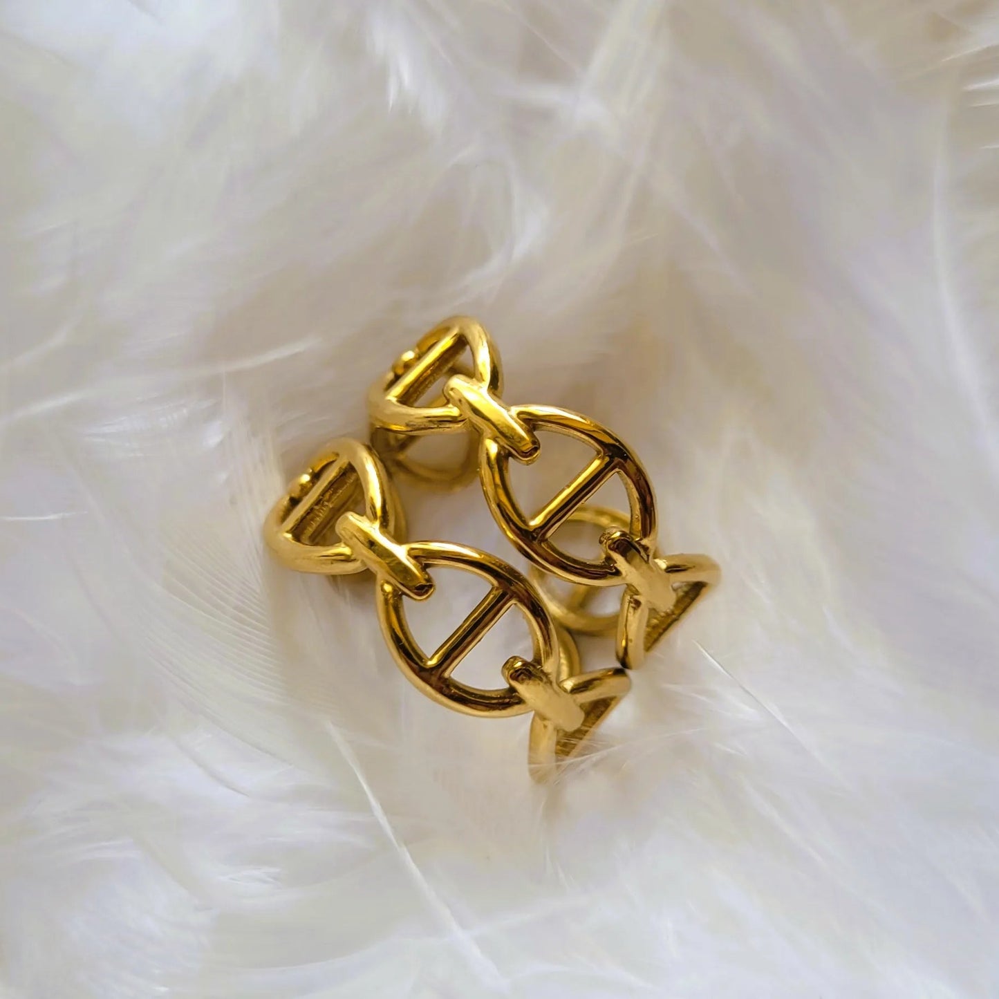 Thalia, une bague dorée pour adolescente à la maille marine 