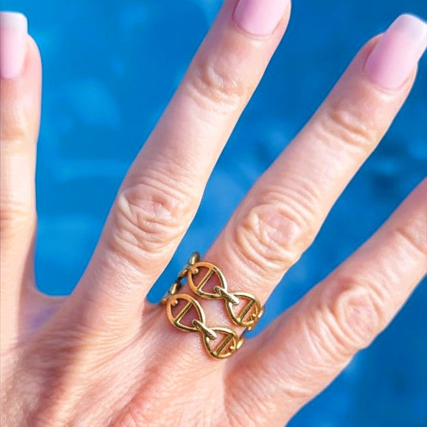 Thalia, une bague dorée pour adolescente à la maille marine iconique