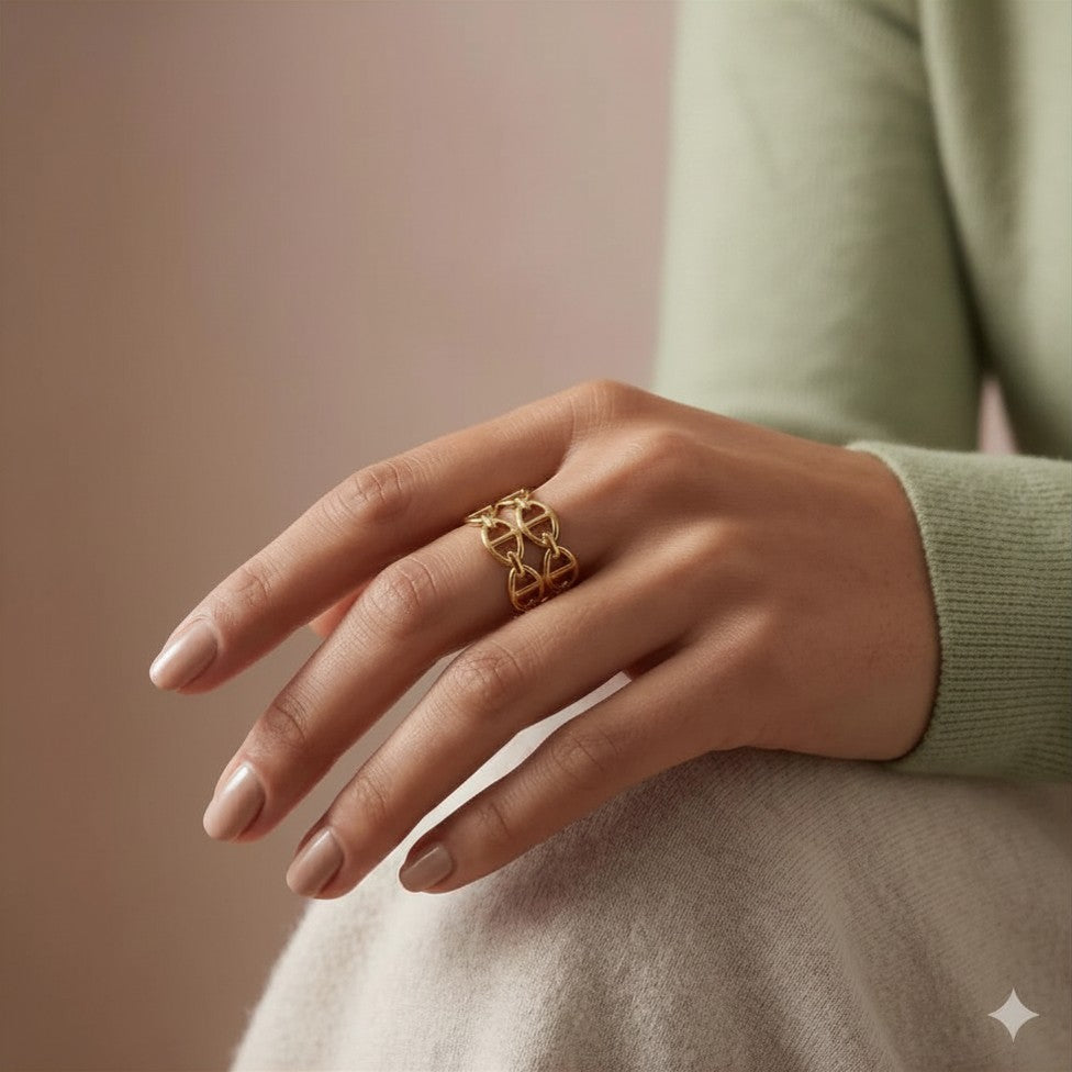 Thalia, une bague fantaisie dorée pour adolescente à la maille marine