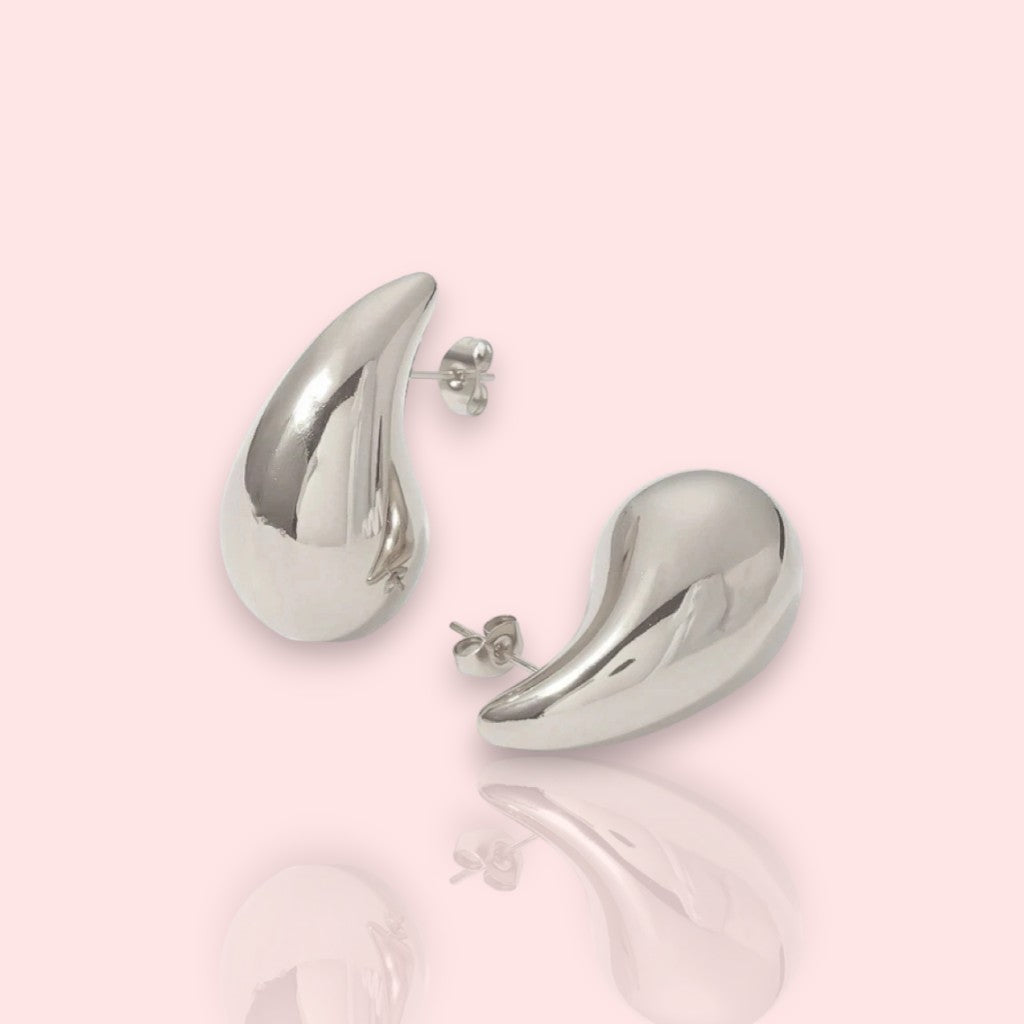 boucles argentées Aqua, des boucles d’oreilles tendance au design goutte d’eau