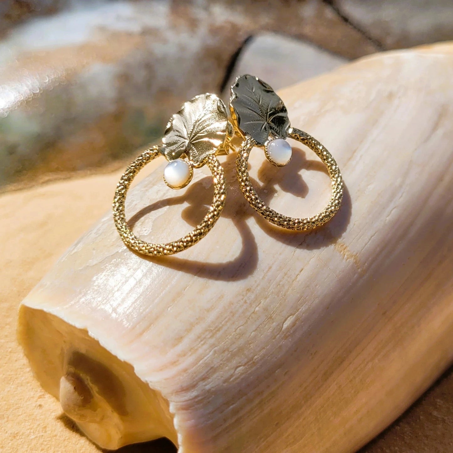 boucles d’oreilles Canopée en laiton recouvert d’or et pierre naturelle de nacre 