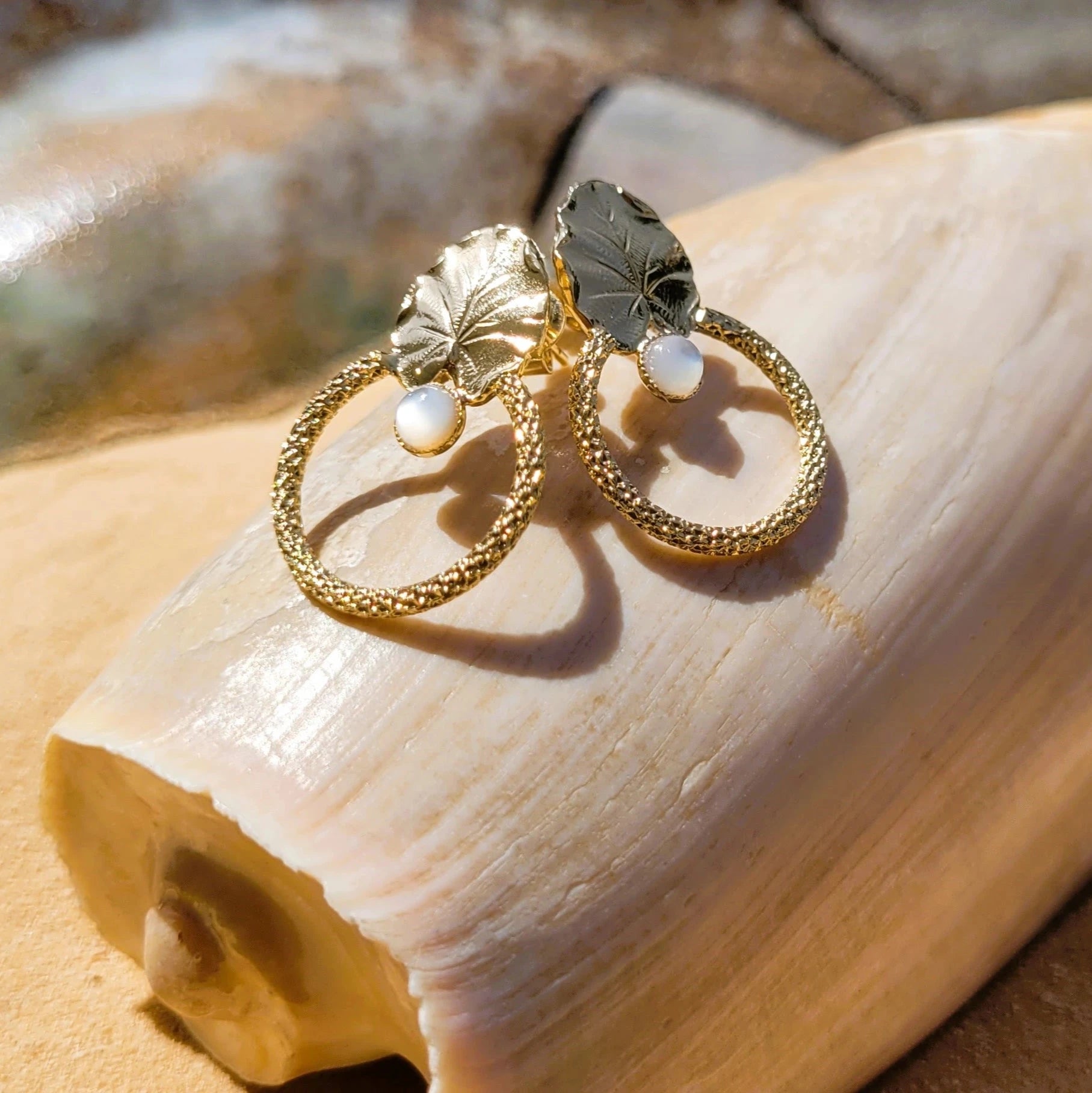boucles d’oreilles Canopée en laiton recouvert d’or et pierre naturelle de nacre 