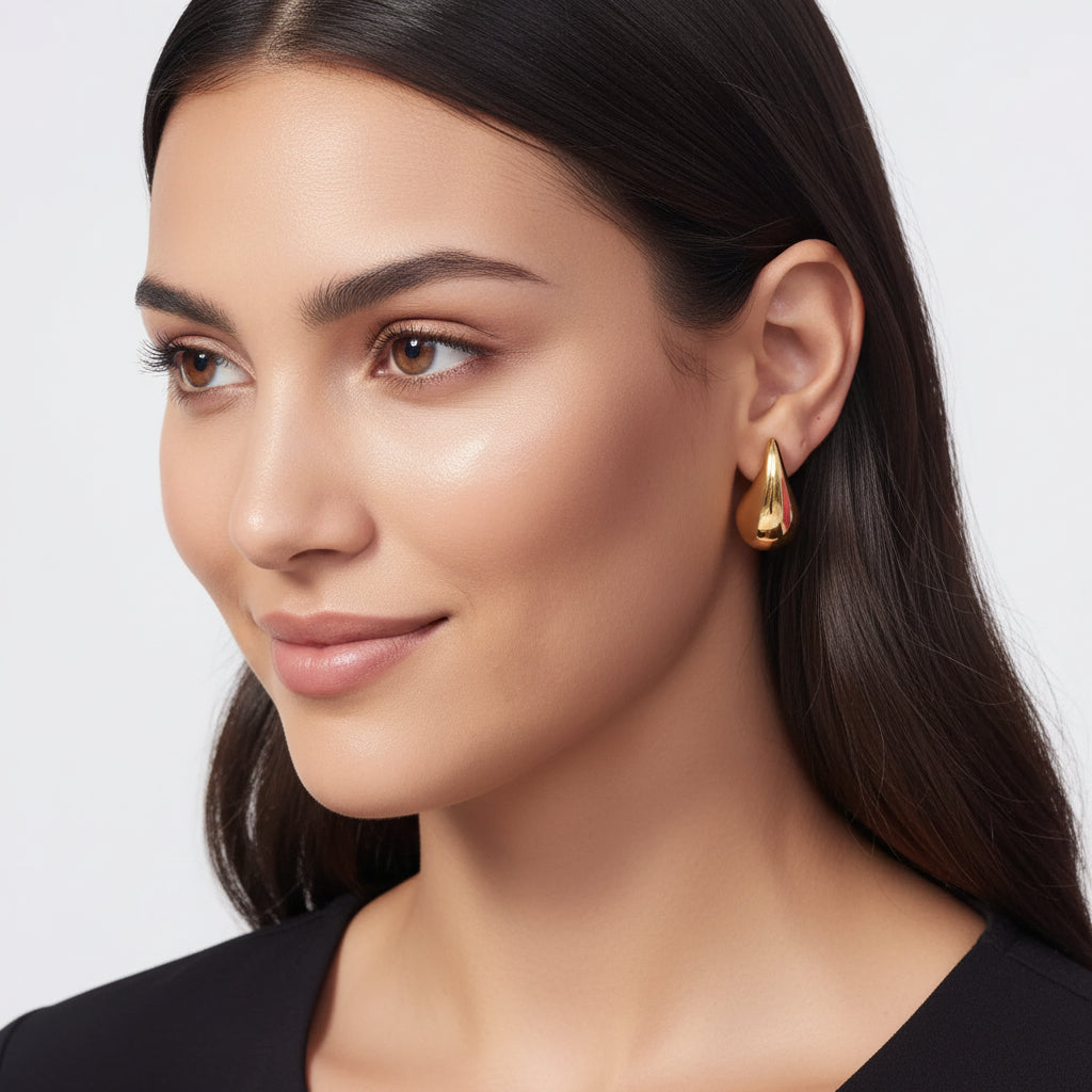 boucles dorées Aqua, des boucles d’oreilles tendance et fluides