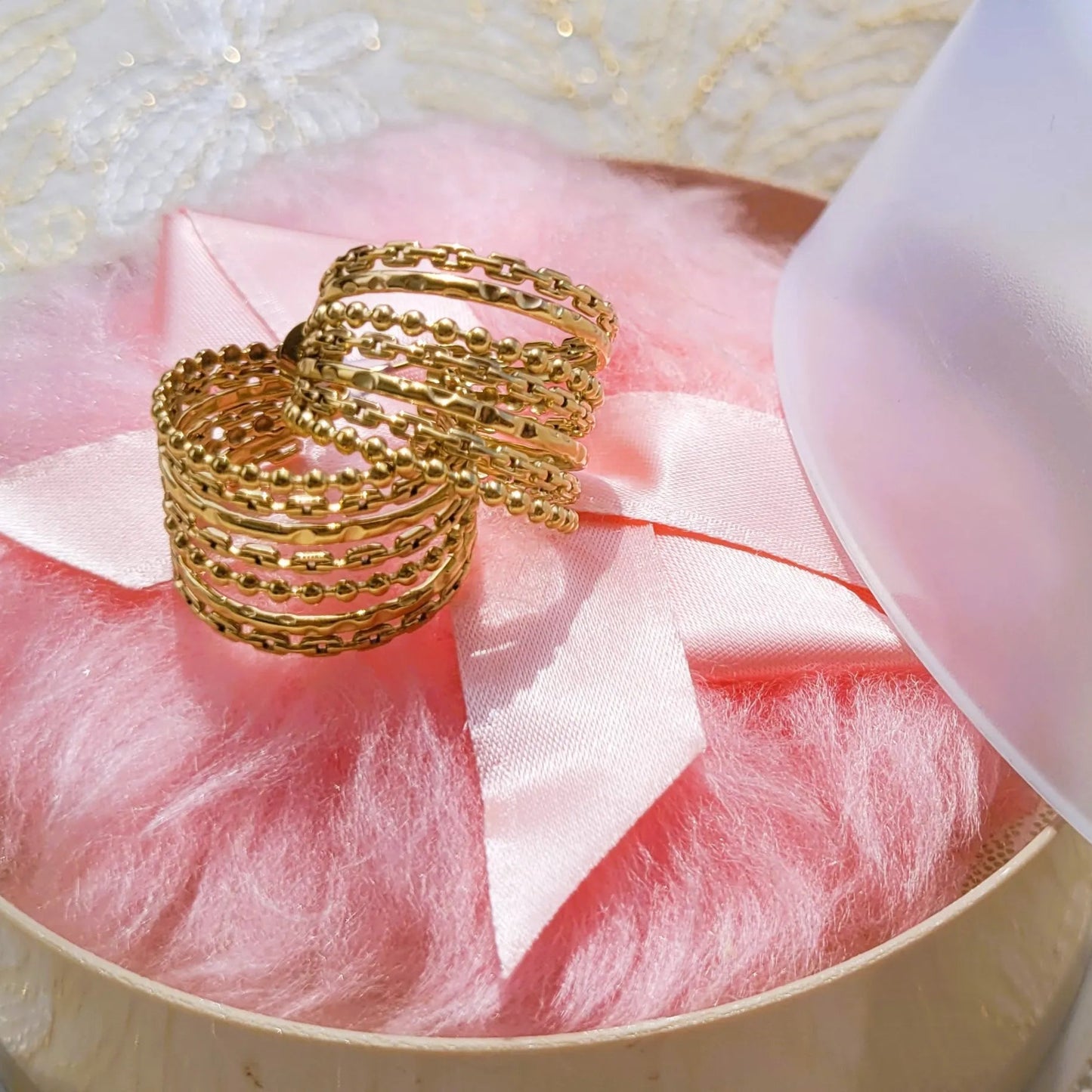 boucles dorées Énora, des boucles d’oreilles fantaisies larges et originales