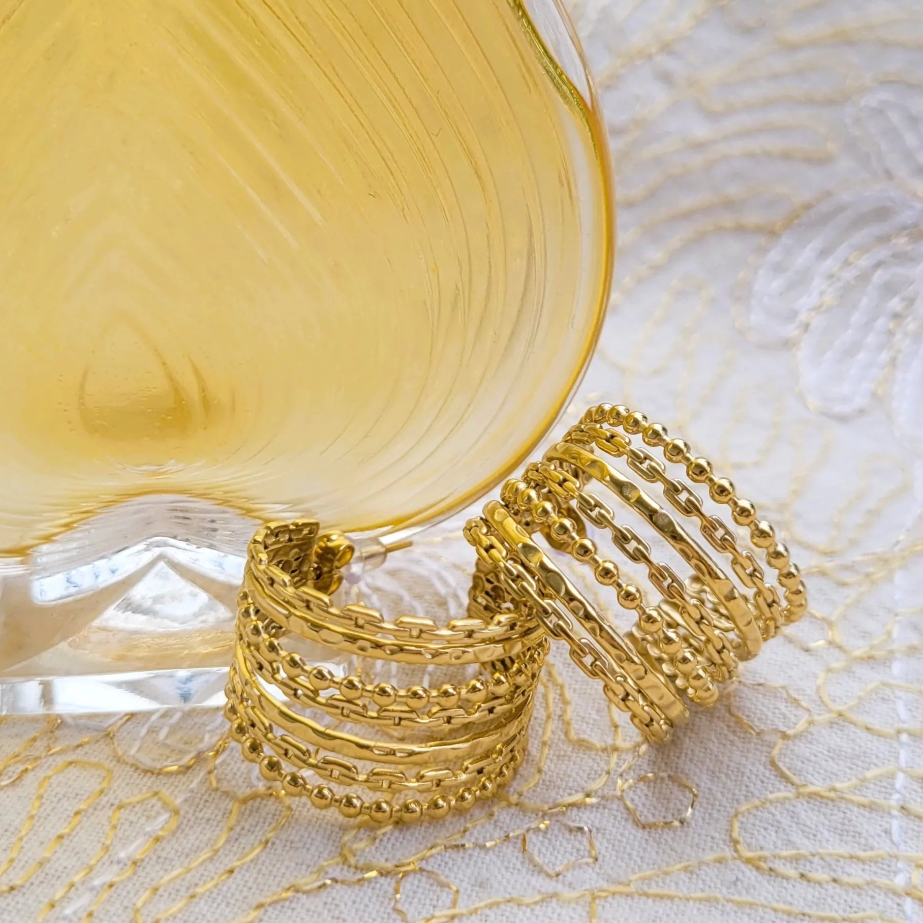 boucles dorées Énora, des boucles d’oreilles larges tendance 