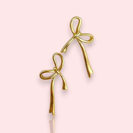 boucles dorées Noélie, des boucles d’oreilles tendance au design ruban