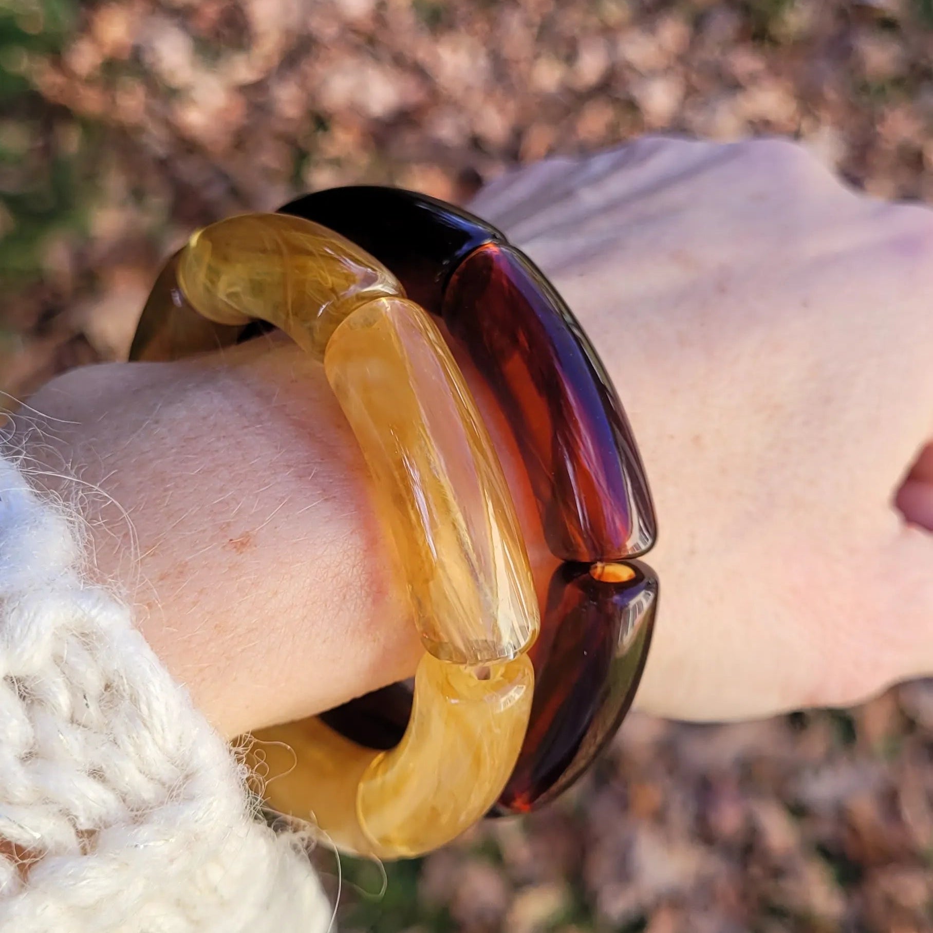 duo Dione, bracelets en acrylique à la mode au fini cristallin sable et cognac