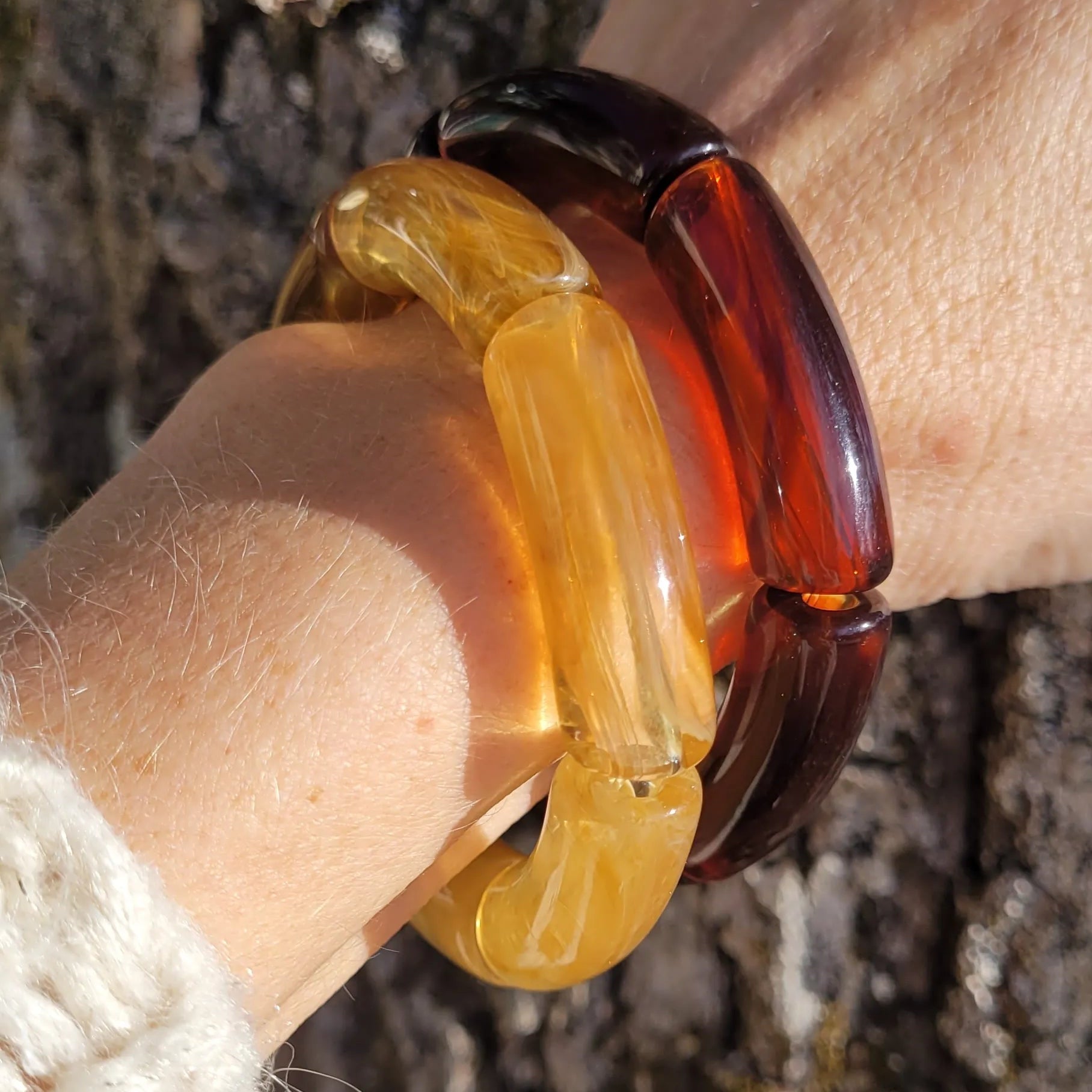 duo Dione, bracelets élastiques en acrylique à la mode au fini cristallin